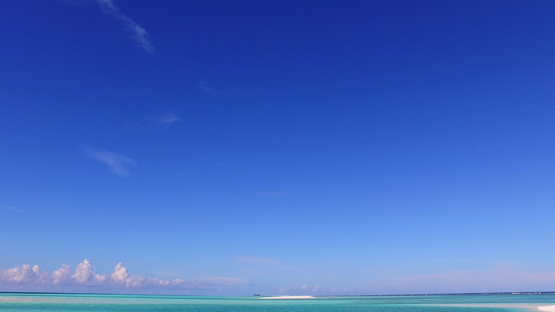 沙洲附近的白沙背景是透明海洋的宁静海岸线海滩白天景观视频的预览图