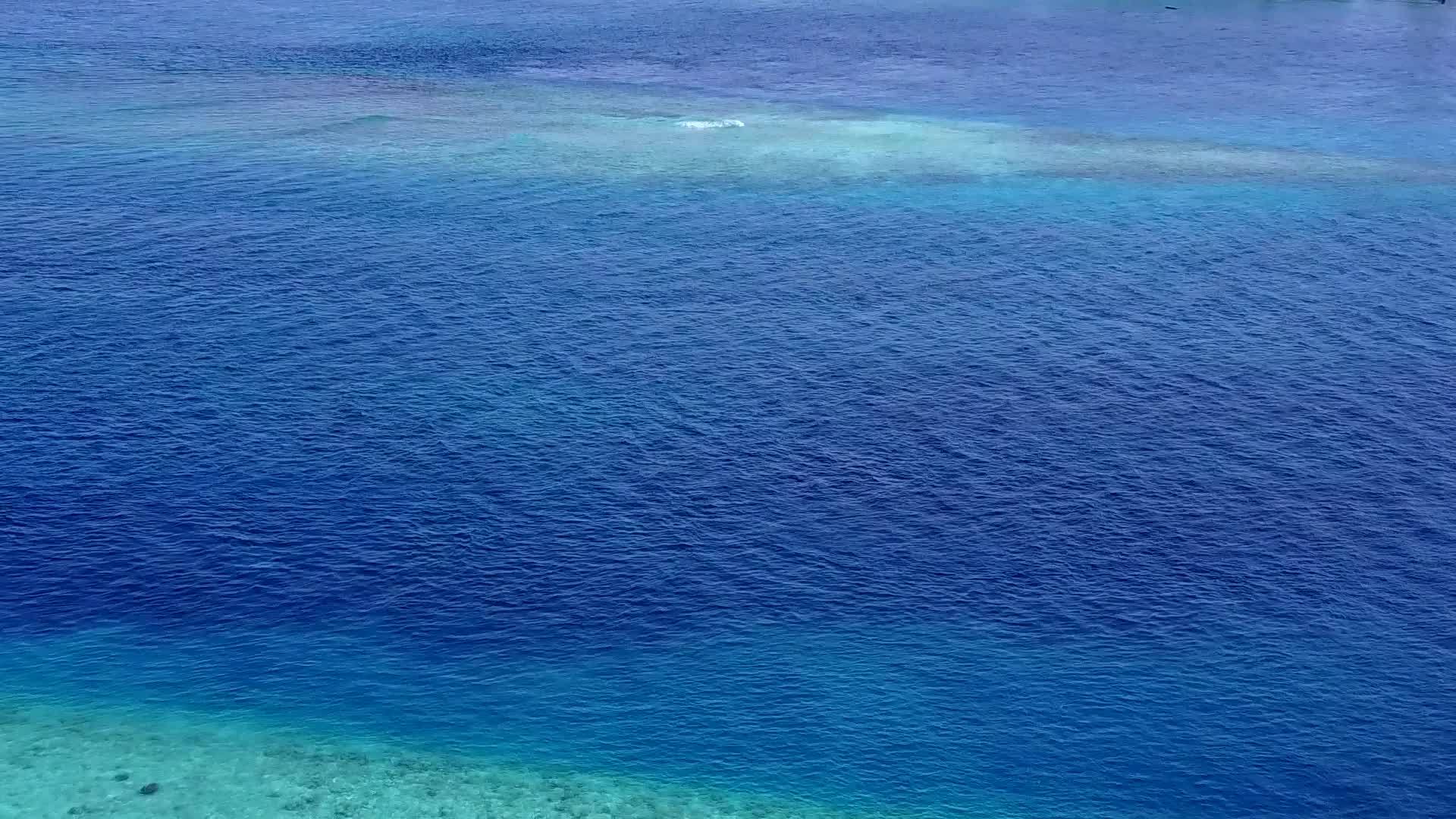 在沙巴附近的浅沙背景明亮的蓝色海洋中用蓝海打破了海滩视频的预览图