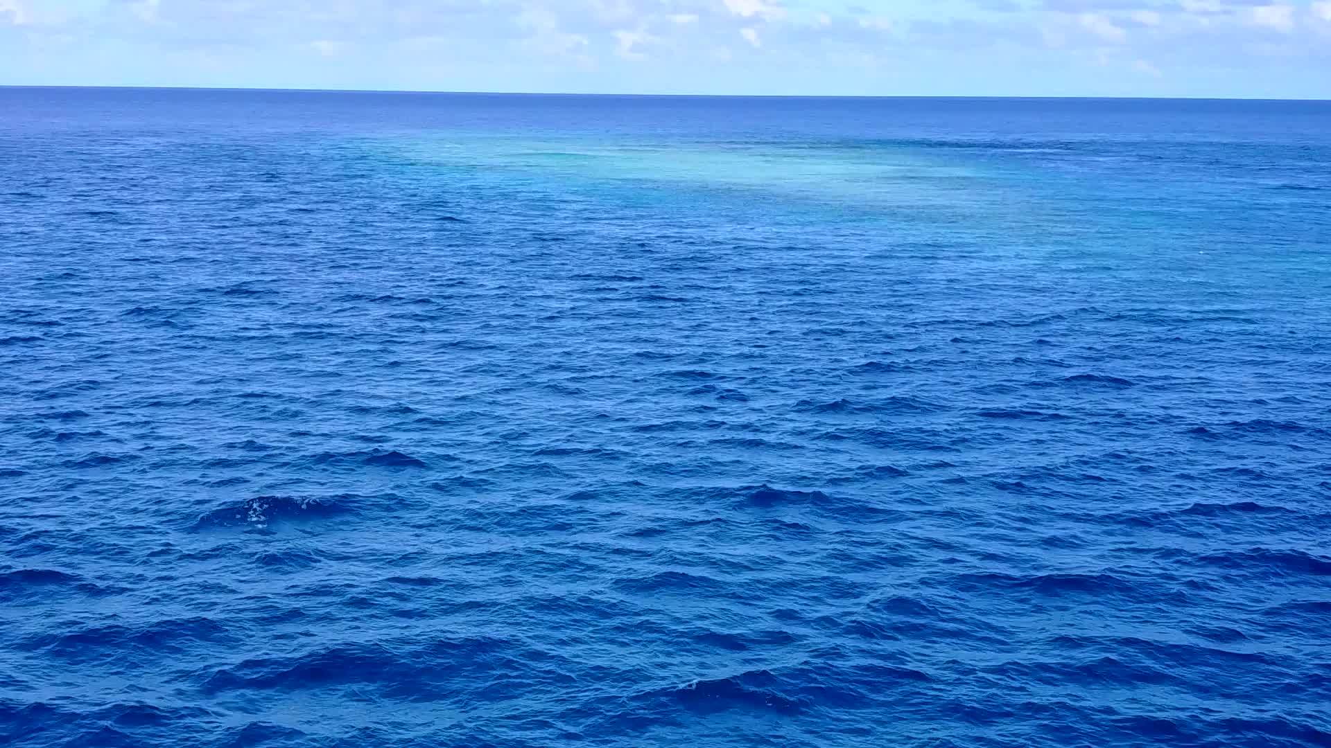 阳光明媚的环礁湖海滩风景完美靠近度假胜地视频的预览图
