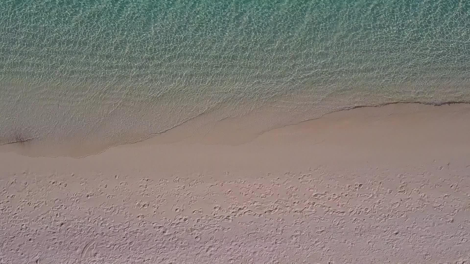 完美的岛屿是通过水蓝色的海洋和沙洲附近明亮的沙质背景复制的视频的预览图