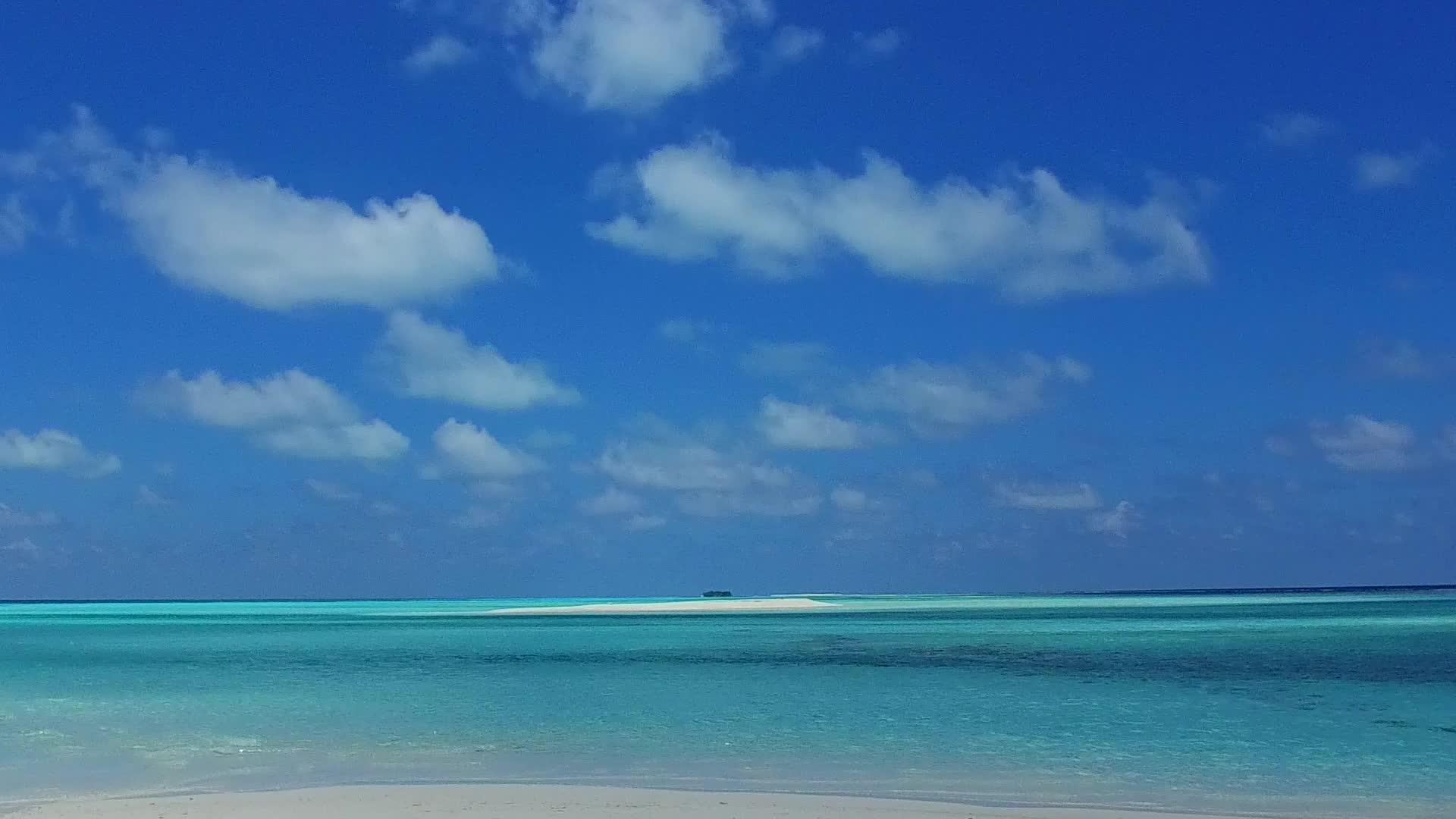 日落前的白沙背景蓝水异国度假海滩之旅视频的预览图