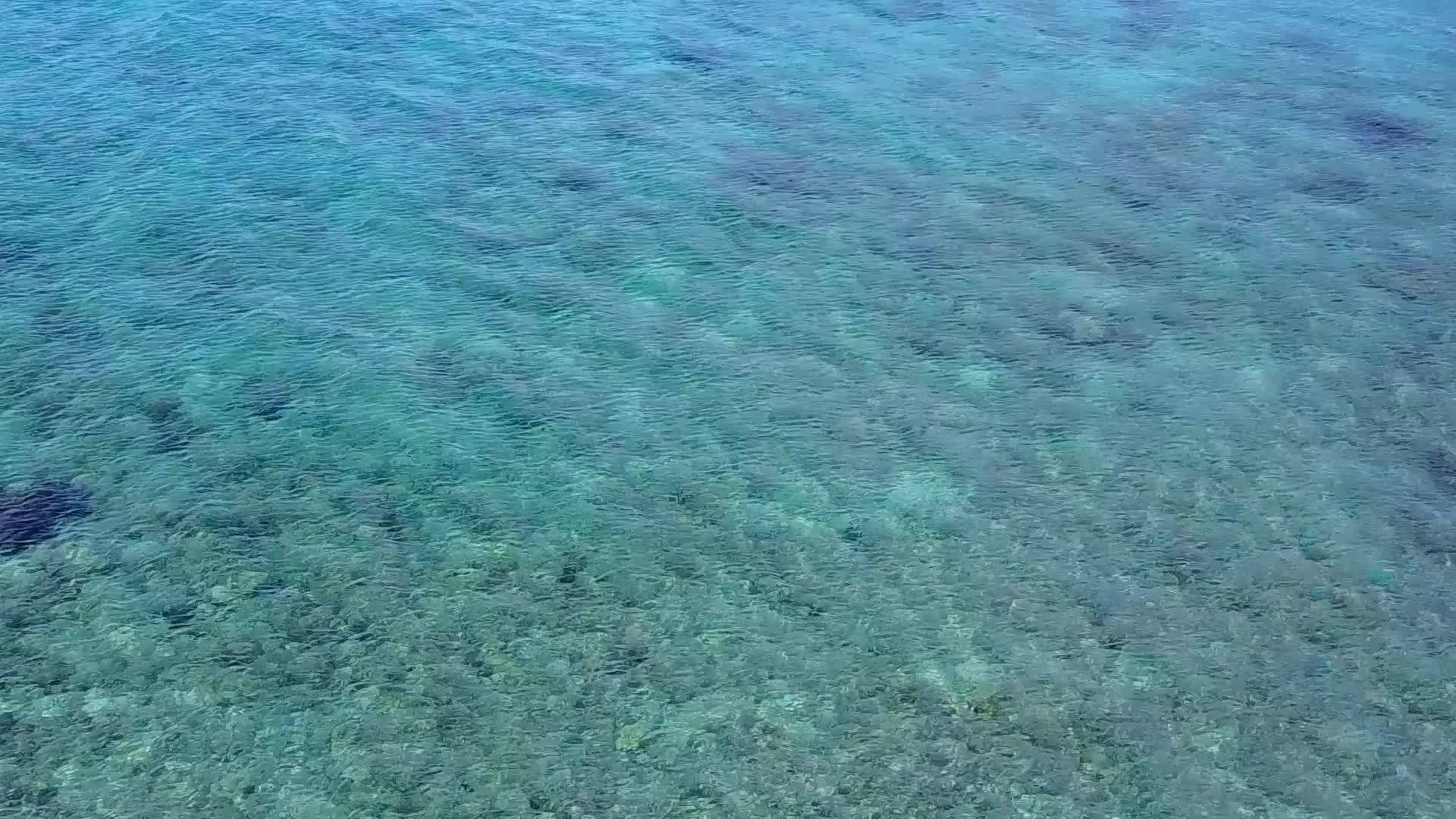 蓝色环礁湖和海边的白色沙子代表了天堂岛海滩的背景视频的预览图