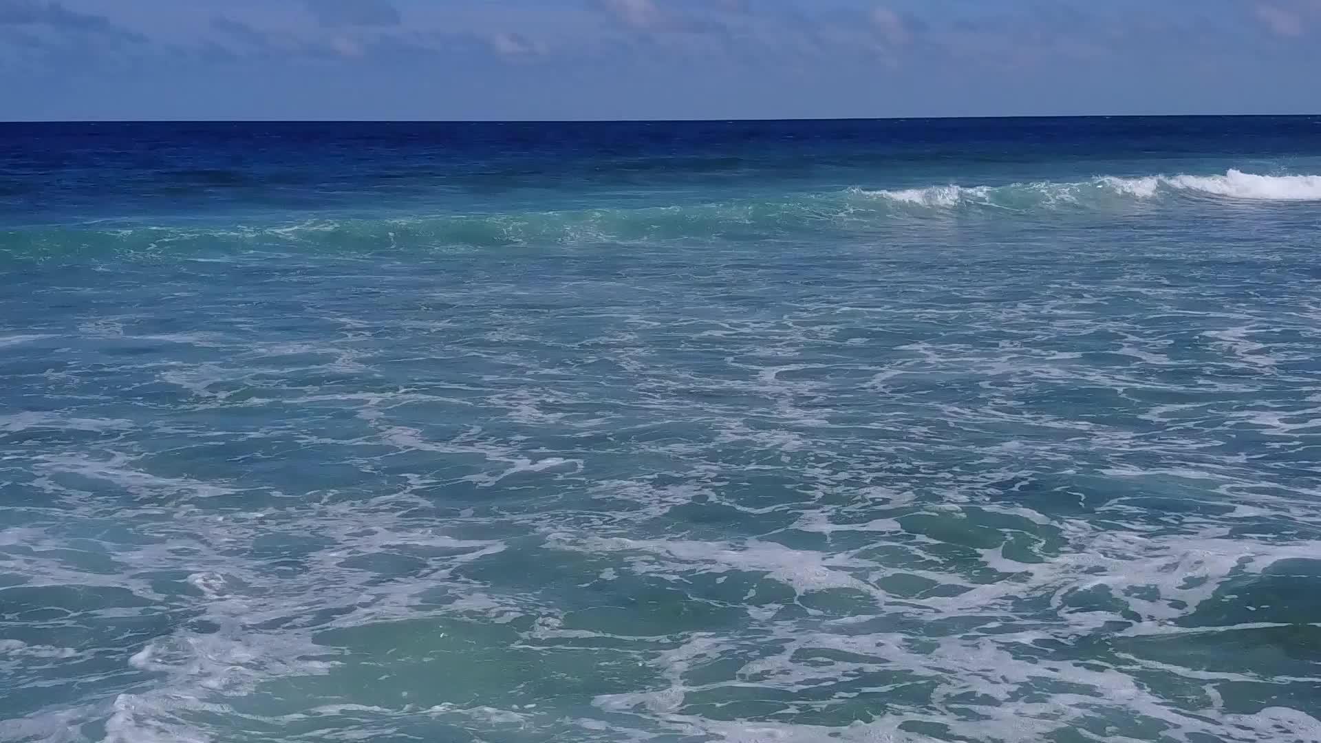 在珊瑚礁附近的蓝海白沙背景海洋海滩度假的温暖旅行视频的预览图