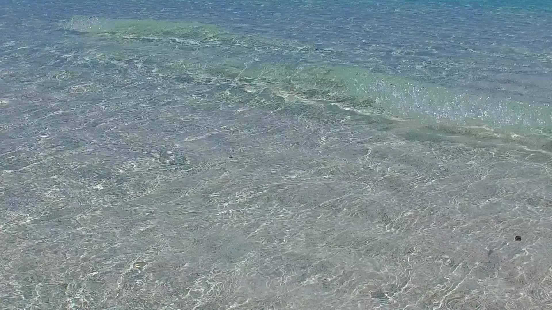 阳光明媚的天空清澈的海水和白色的海滩背景在度假胜地附近视频的预览图