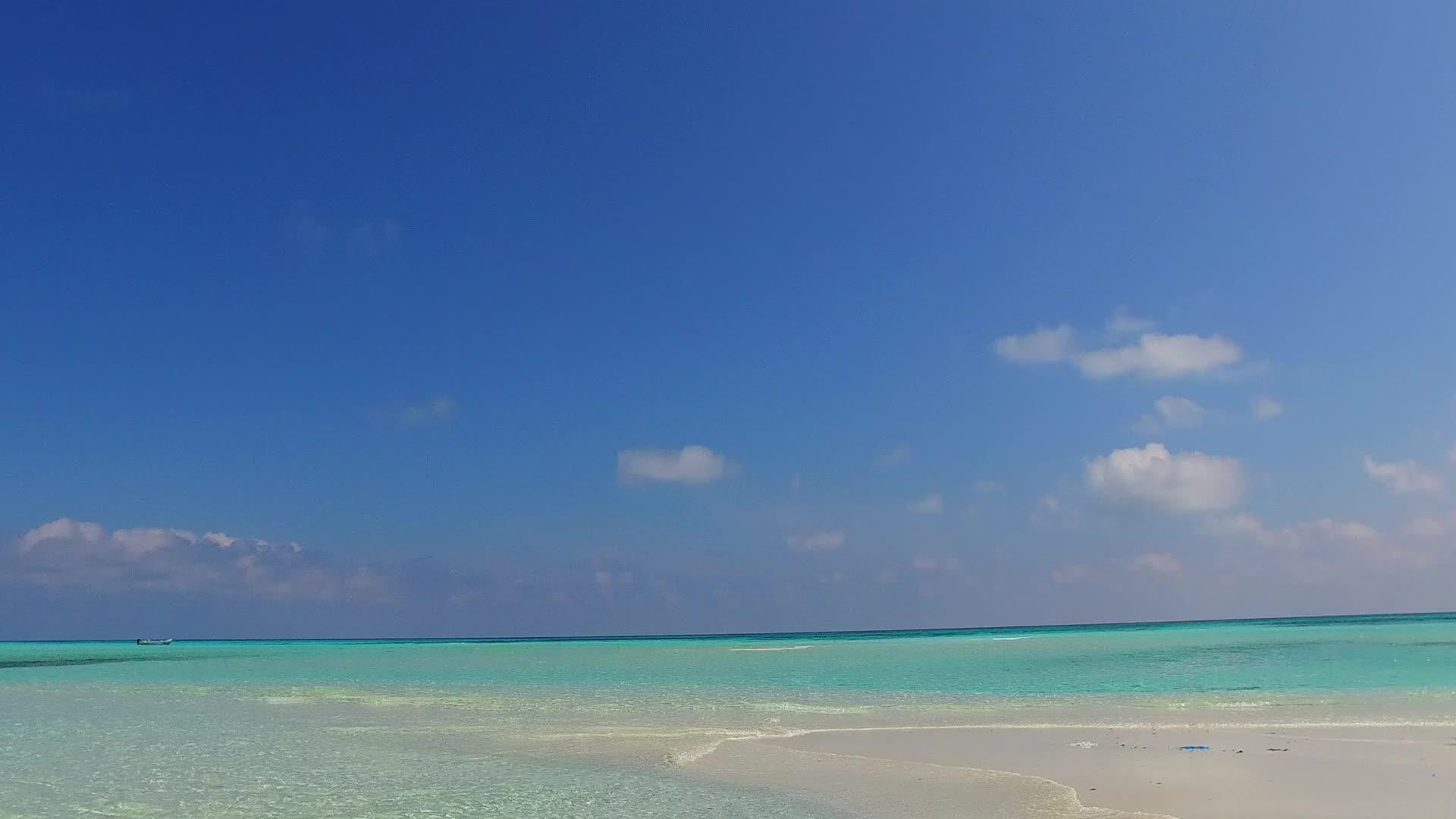 沙洲附近的蓝色泻湖海洋旅游海滩白沙背景日间海景视频的预览图