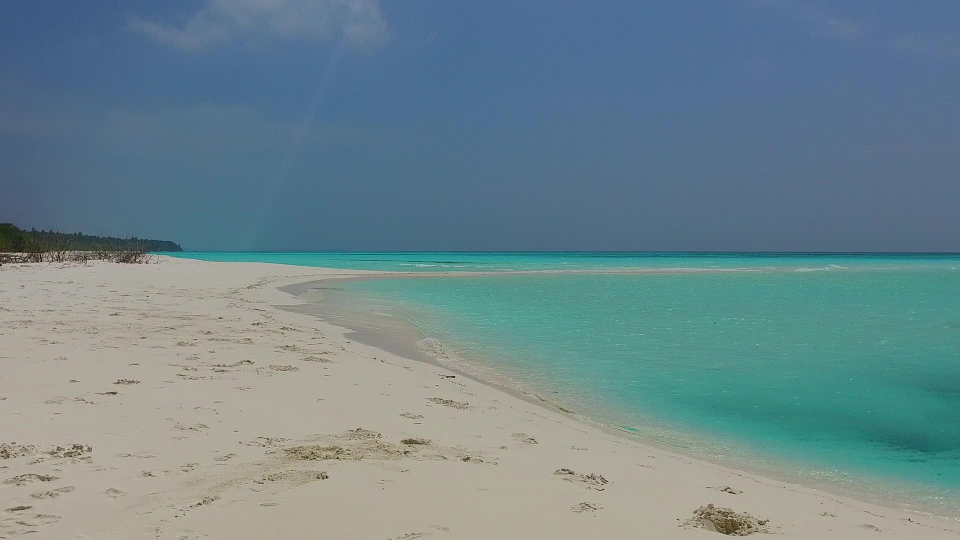 豪华和豪华的浪漫风景旅游海滩旅游从绿色海洋和浅蓝色的沙巴视频的预览图