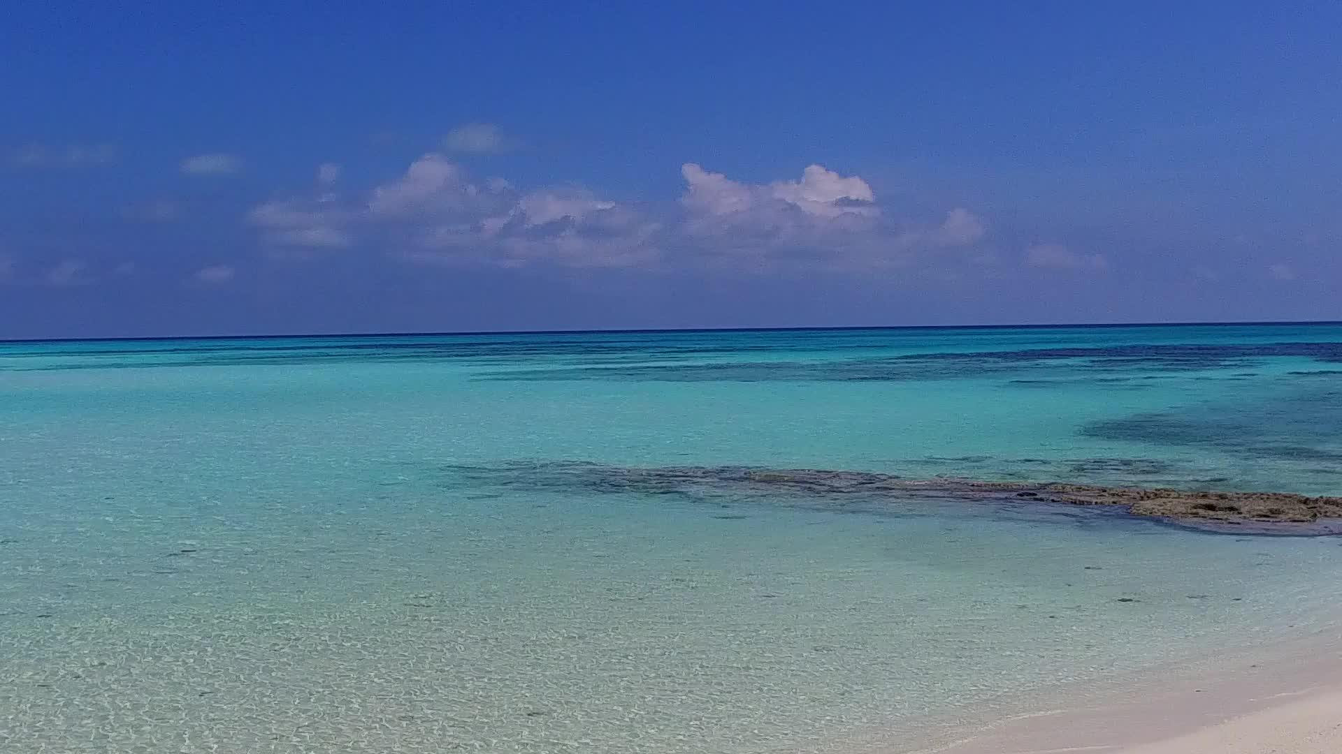 阳光明媚的海洋度假胜地海滩时间全景以蓝水为例视频的预览图