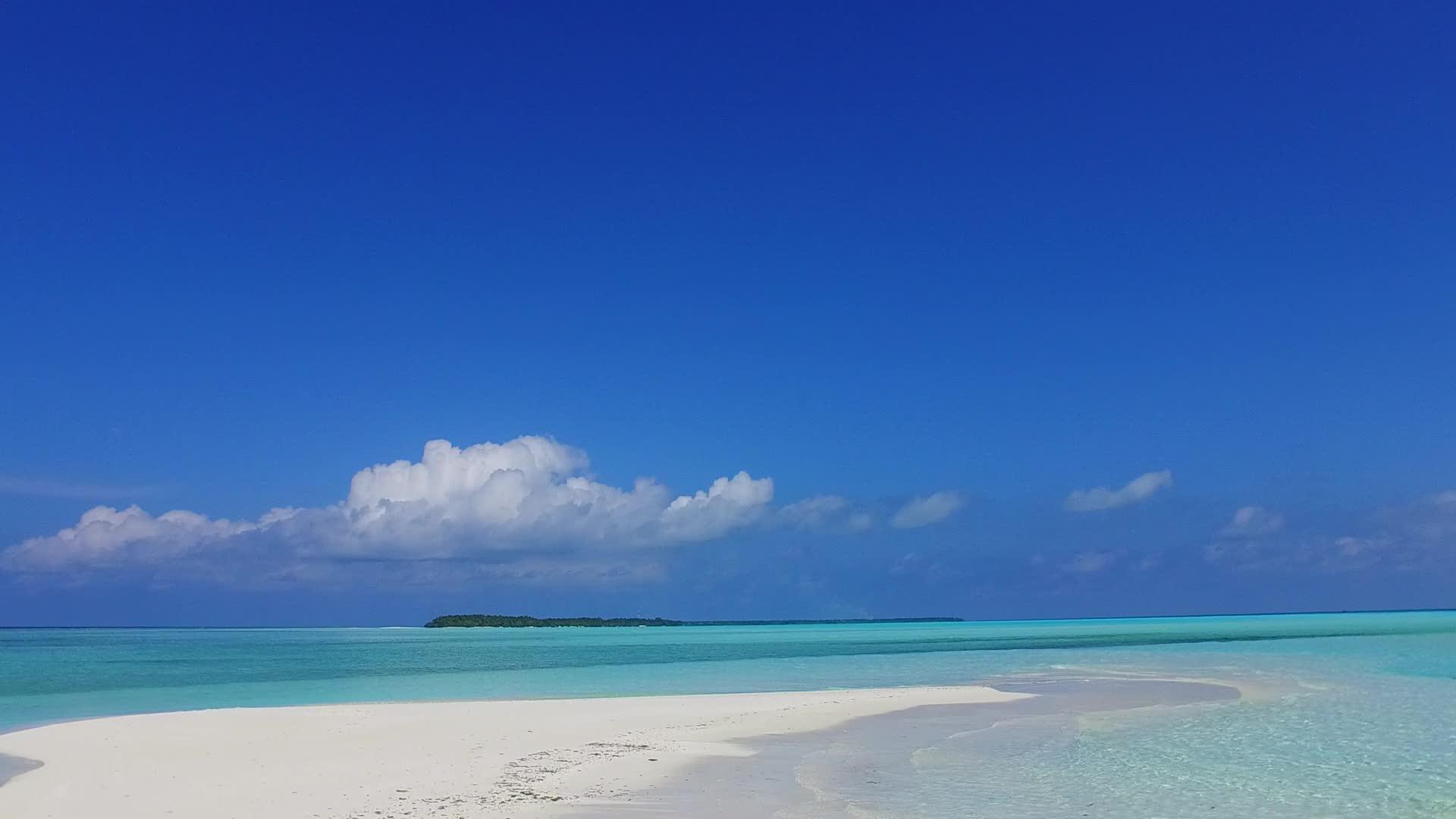 蓝绿色的海洋在阳光下干净的沙质背景下复制天堂海滩海滩视频的预览图