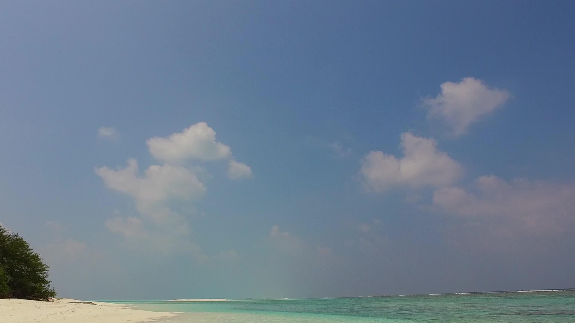 日出后的蓝绿海白沙背景热带海岸线海滩之旅的开放景观视频的预览图