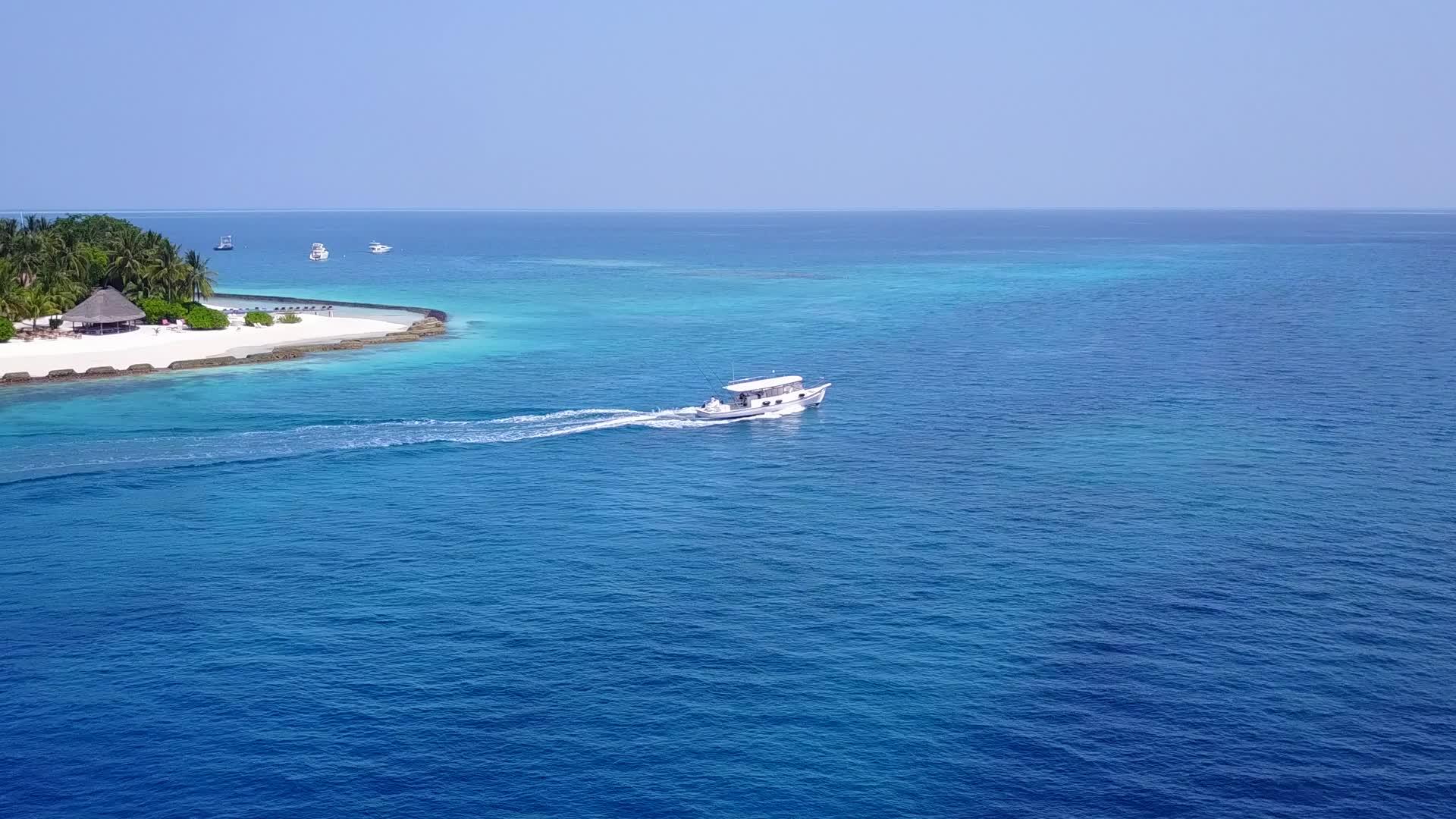 在沙巴附近的浅沙背景亮的沙滩上蓝色环礁湖完美地完成了视频的预览图