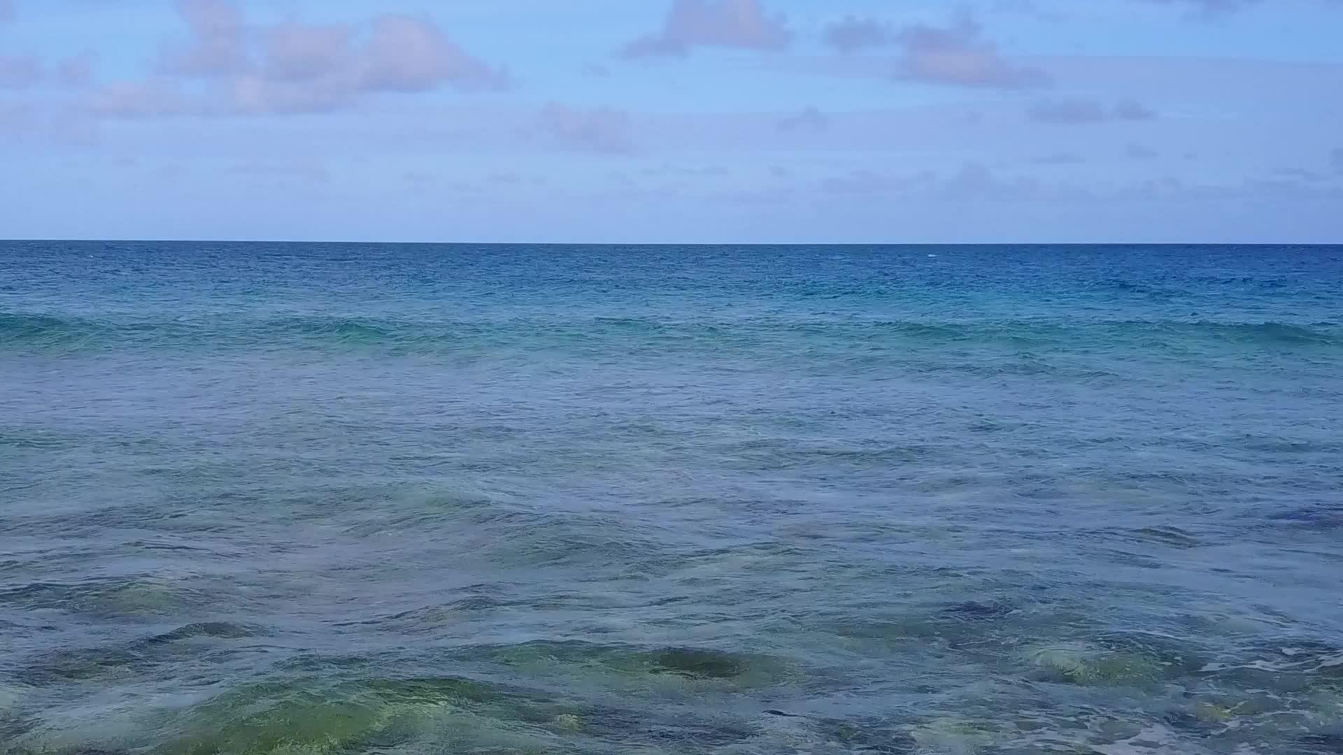 在度假胜地附近有蓝绿色的海洋白色的海滩背景享受豪华的泻湖海滩海滩视频的预览图