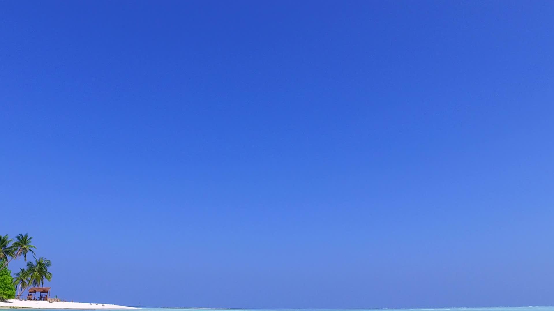 热带度假胜地沿海航行蓝色海洋和波浪附近的白沙背景视频的预览图