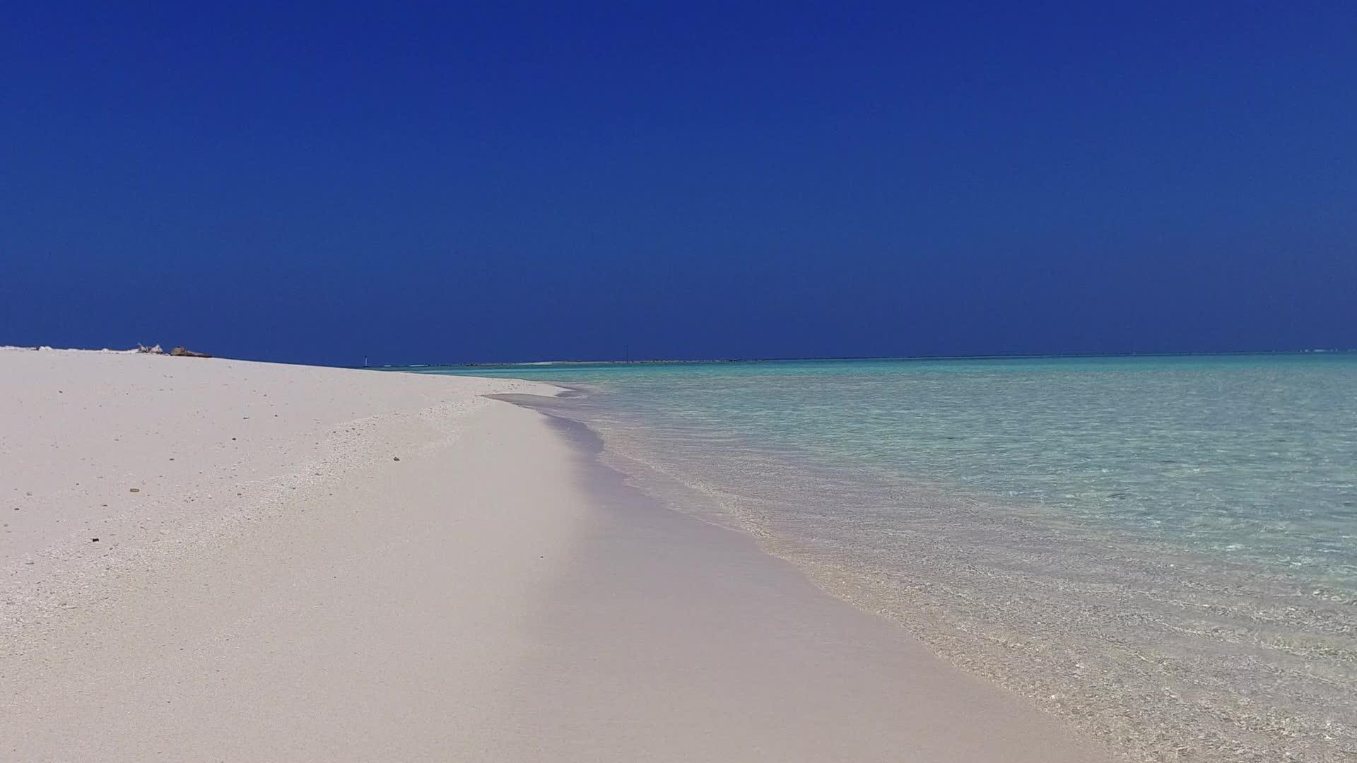 阳光明媚的豪华海岸海滩冒险全景蓝绿色环礁湖视频的预览图