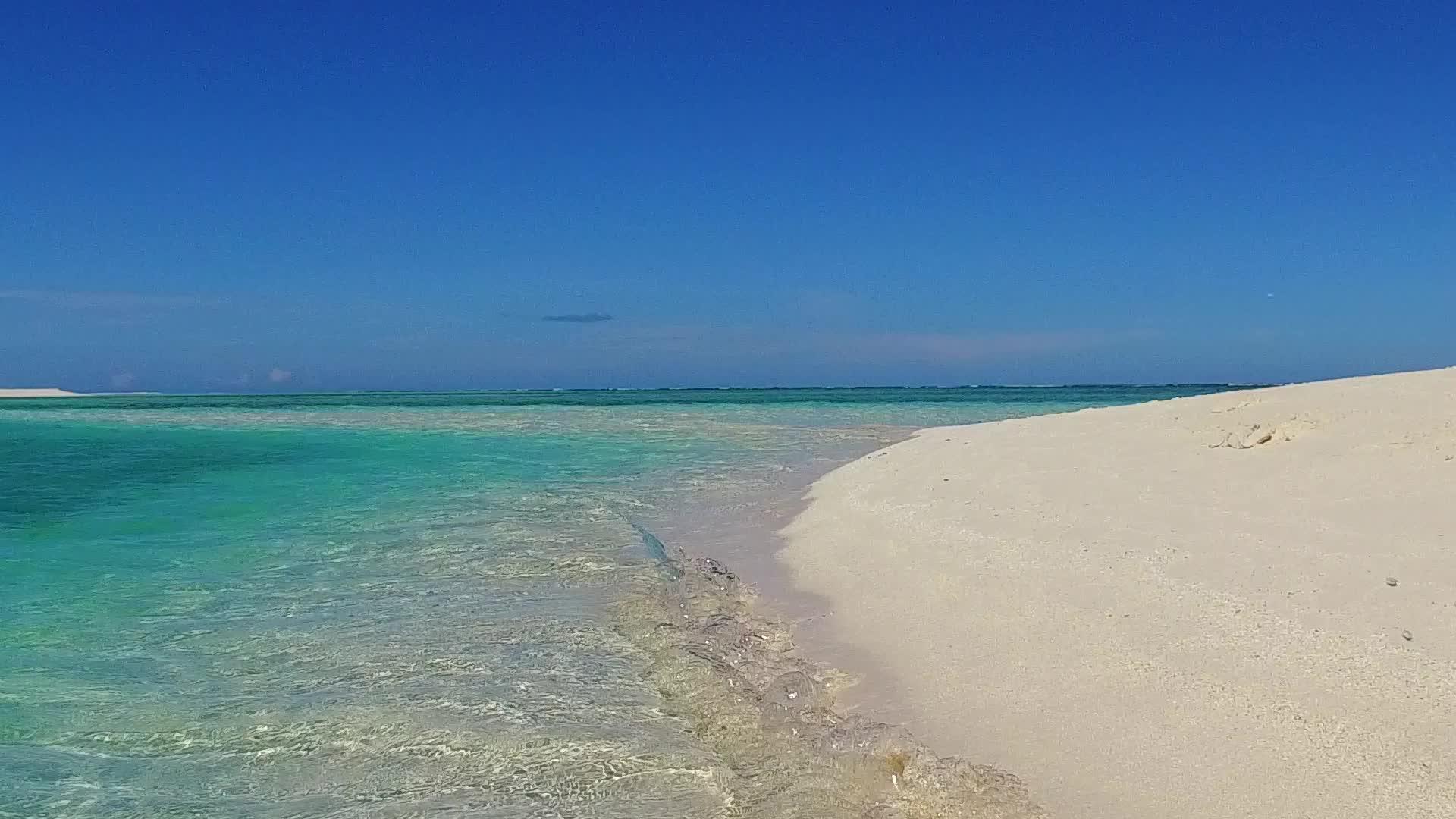 海滩附近的白沙绿水充满了阳光视频的预览图
