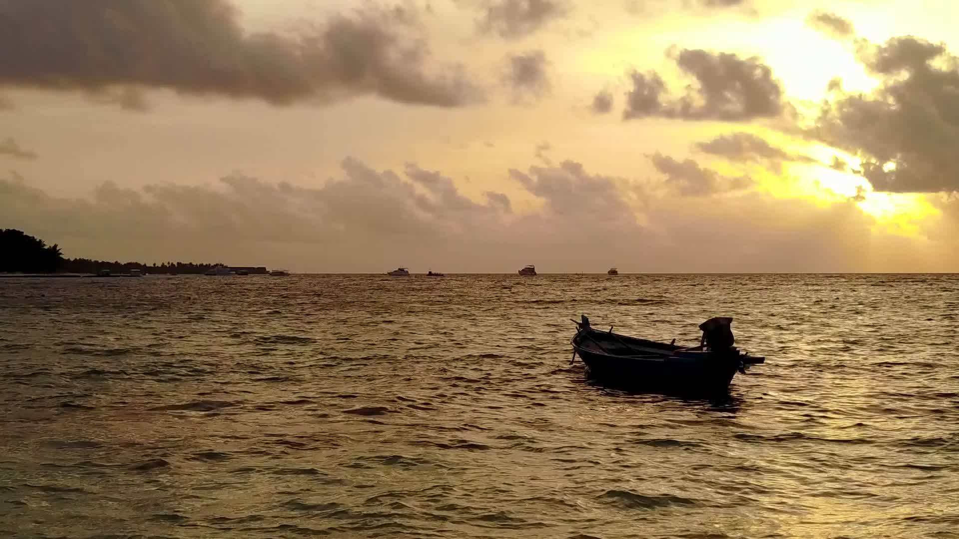 阳光下明亮的沙滩背景蓝色的大海悠闲的海滩之旅视频的预览图