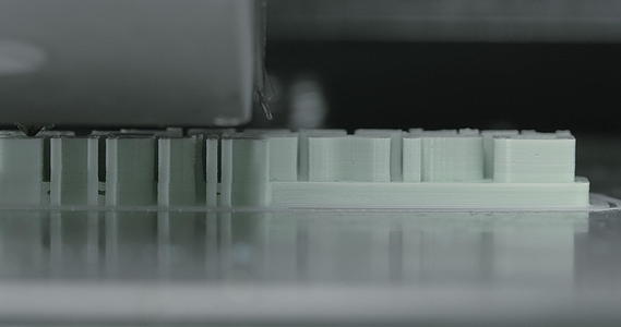 3D打印机制成白色塑料物体视频的预览图