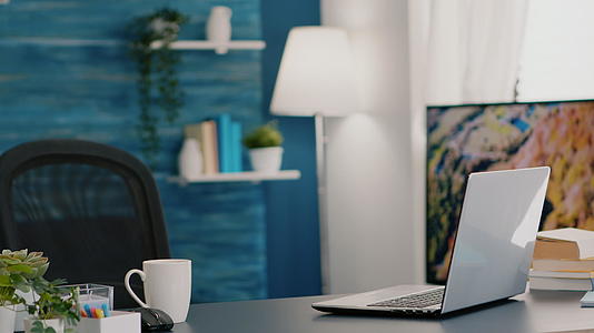 空置办公室有现代设计和膝盖计算机放在办公桌上视频的预览图