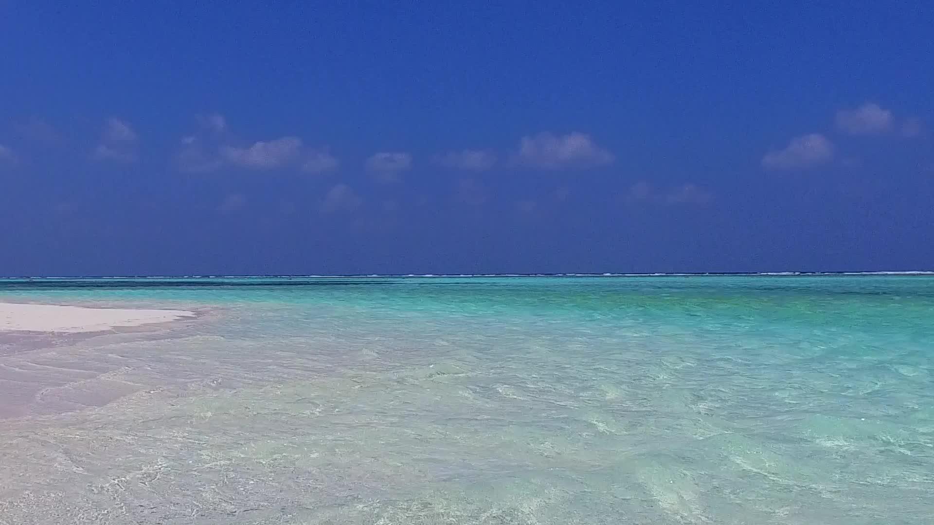 蓝色的海洋和日出后明亮的海滩背景的完美旅行海滩之旅视频的预览图