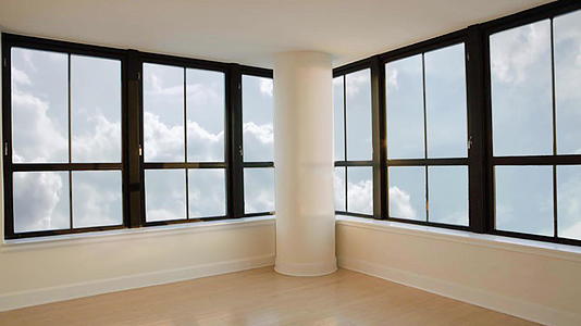 从摩天大楼的窗户在天空的云层和空房间的空房间里视频的预览图
