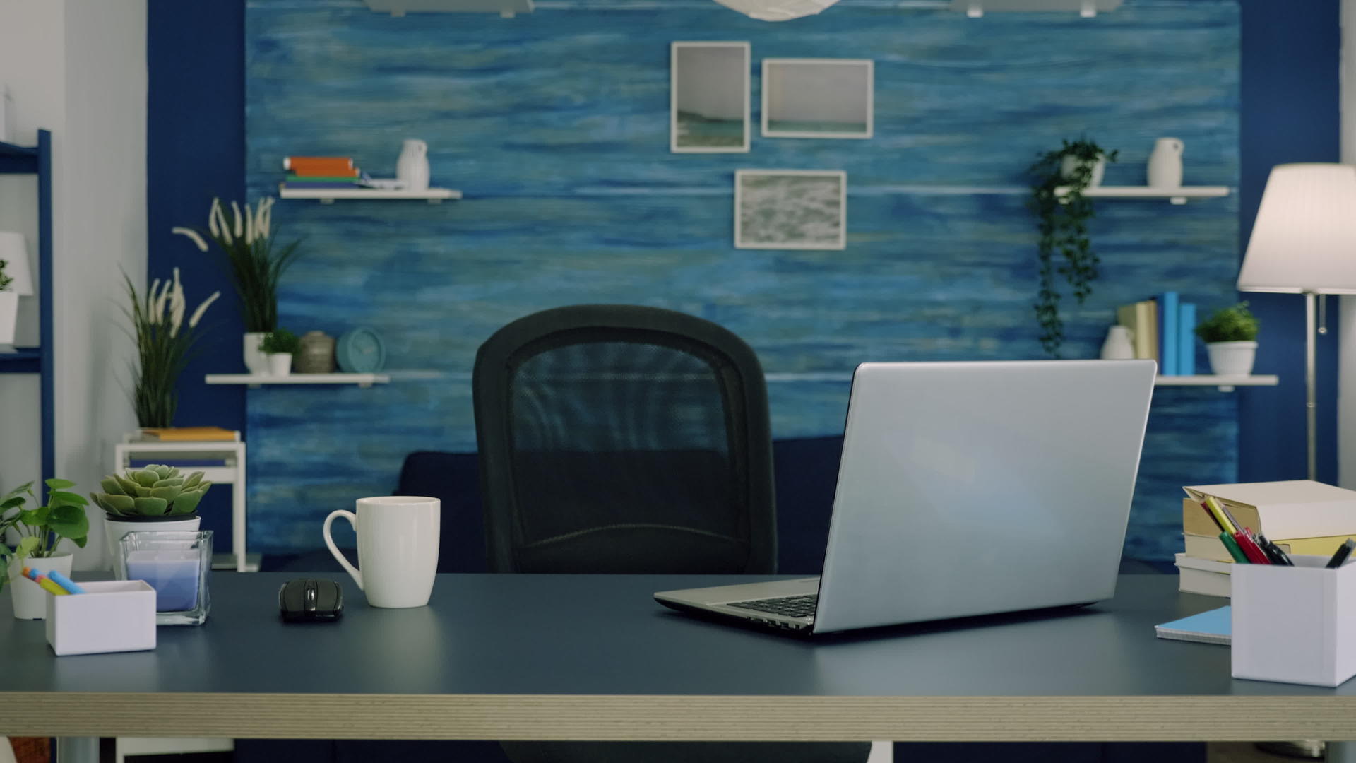 自由职业者在办公桌上有一台膝盖电脑视频的预览图