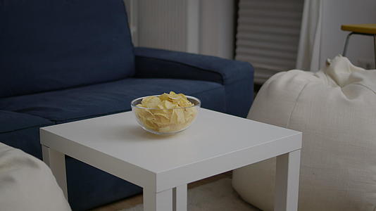 把垃圾炸土豆碗放在空的宴会室的桌子上视频的预览图