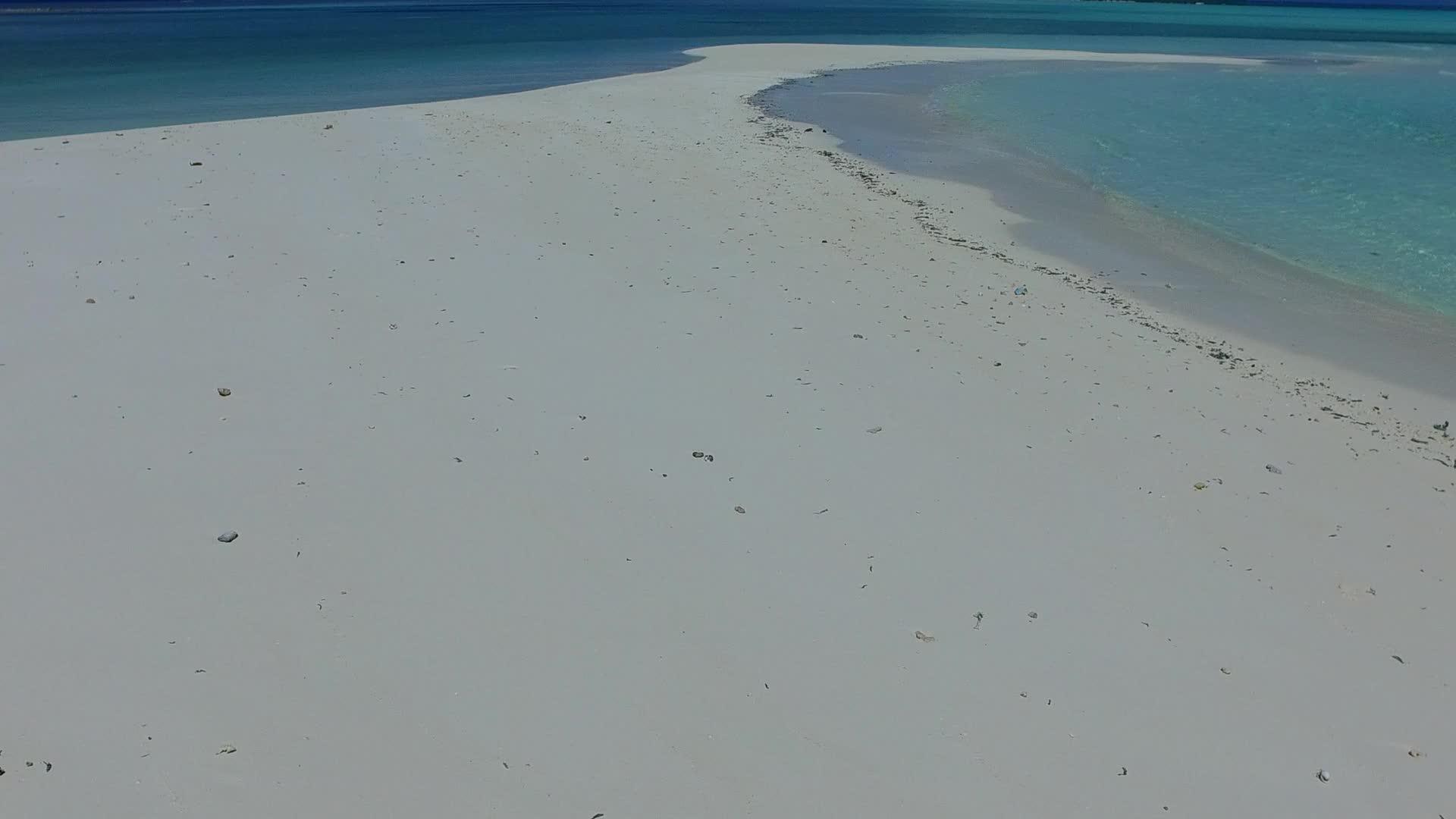 蓝海白沙背景海浪豪华旅游海滩夏季海景视频的预览图