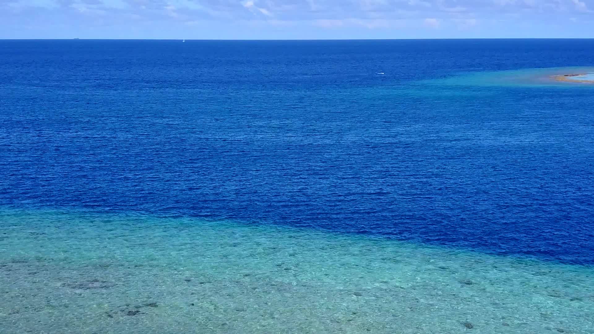 热带海岸海滩生活方式的温暖以水、蓝海和日落前的白沙为背景视频的预览图