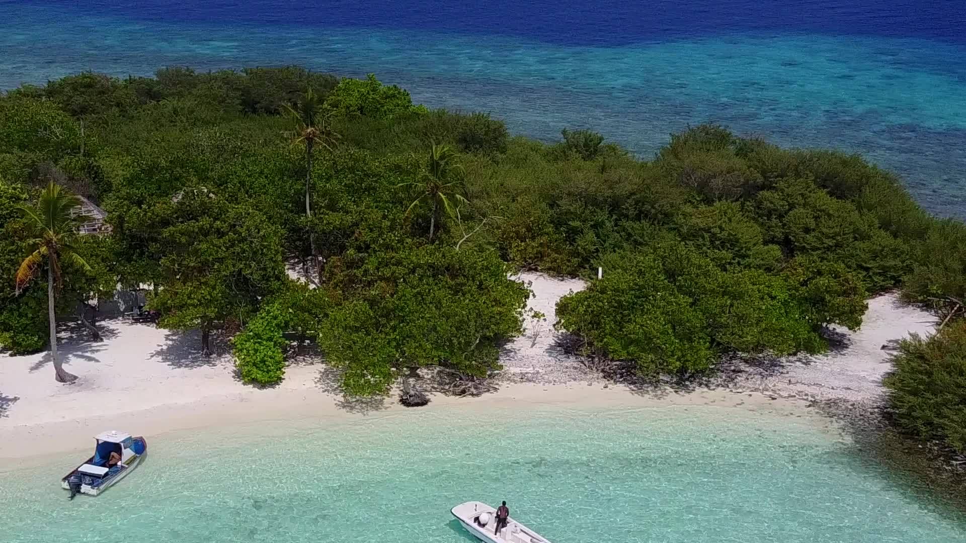 蓝色泻湖宁静旅游海滩度假浪漫靠近白沙背景的珊瑚礁视频的预览图