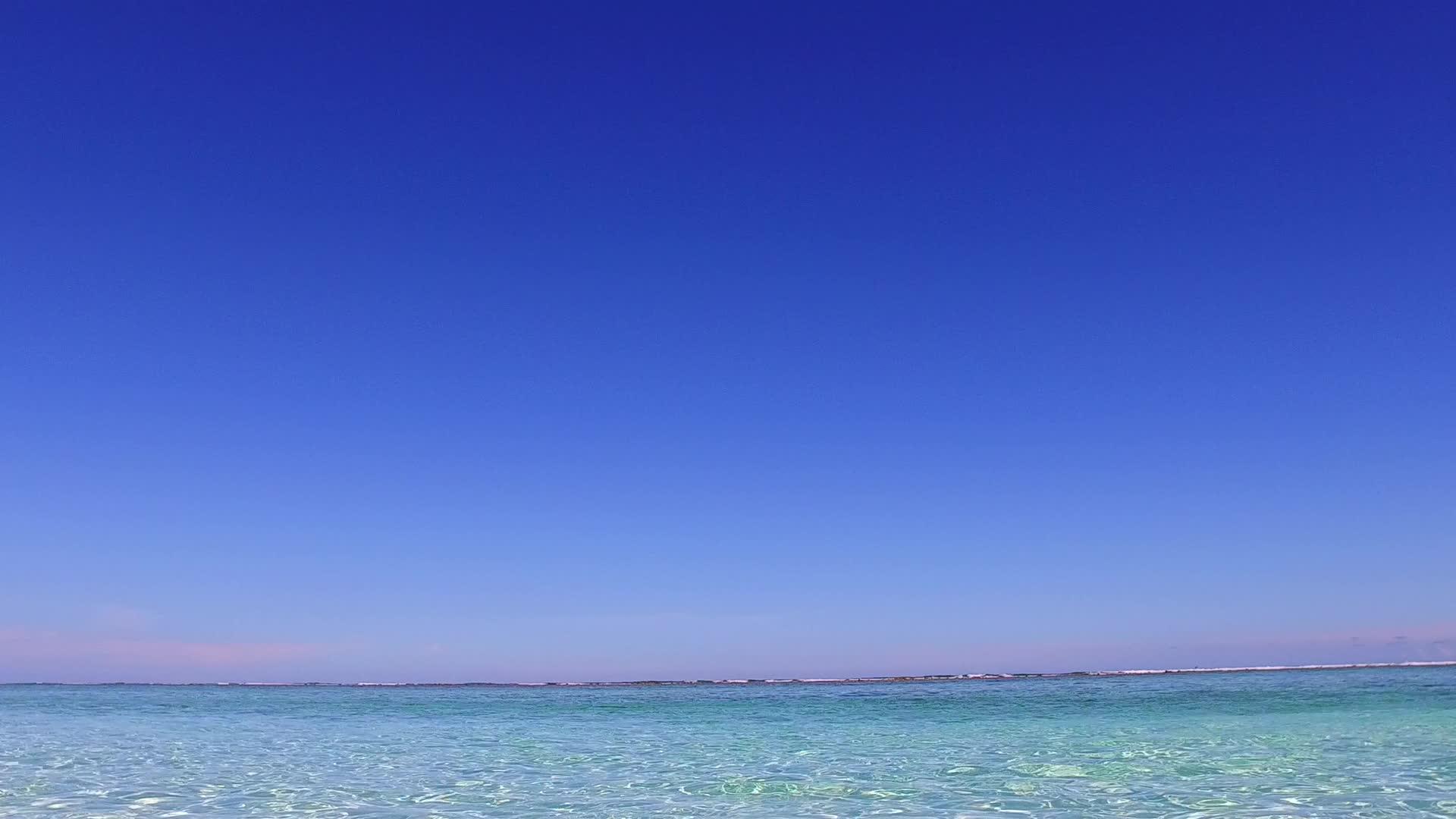沙巴海滩附近的绿水和白色海滩背景的美丽海滩历险视频的预览图