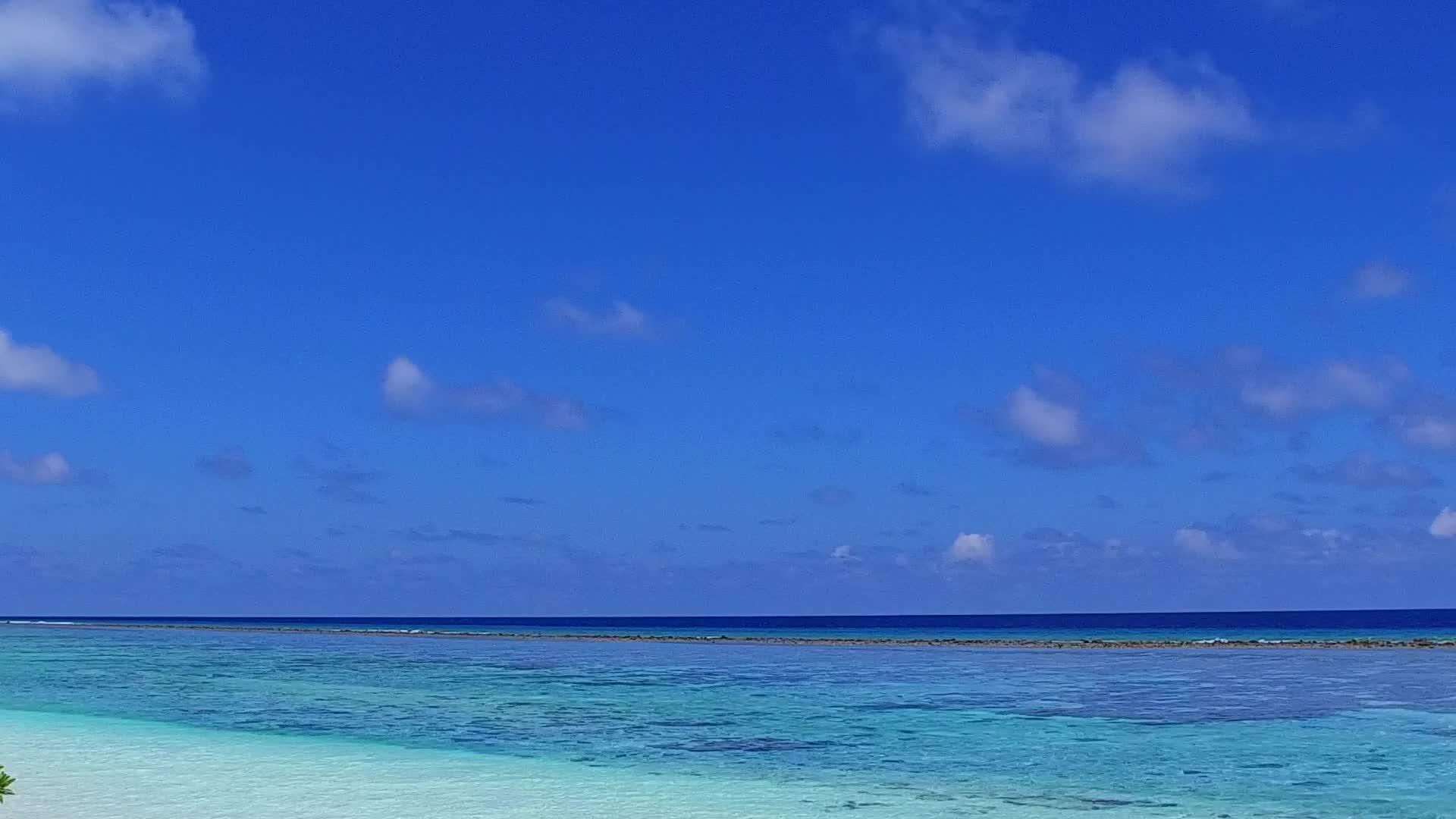蓝色海洋的豪华环礁湖海滩探索视频的预览图