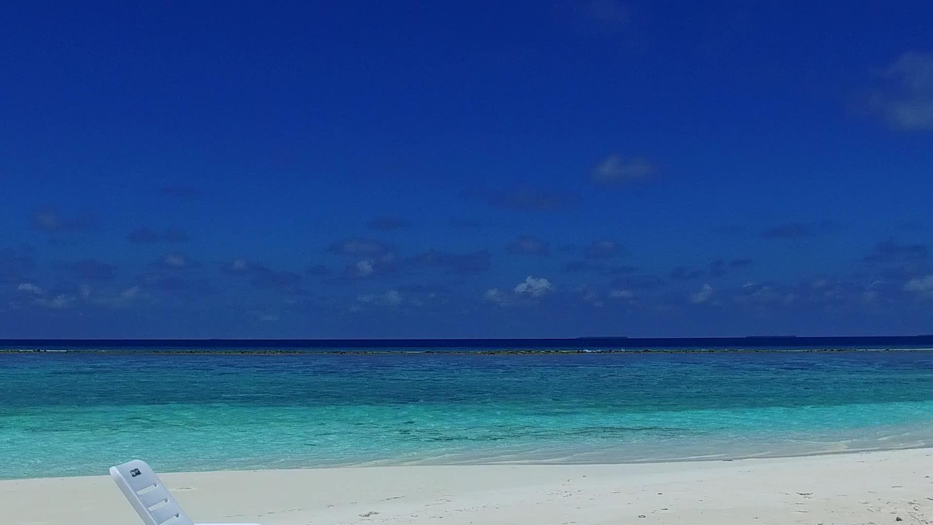 海滩探险活动以棕榈树附近的蓝色沙滩为例视频的预览图