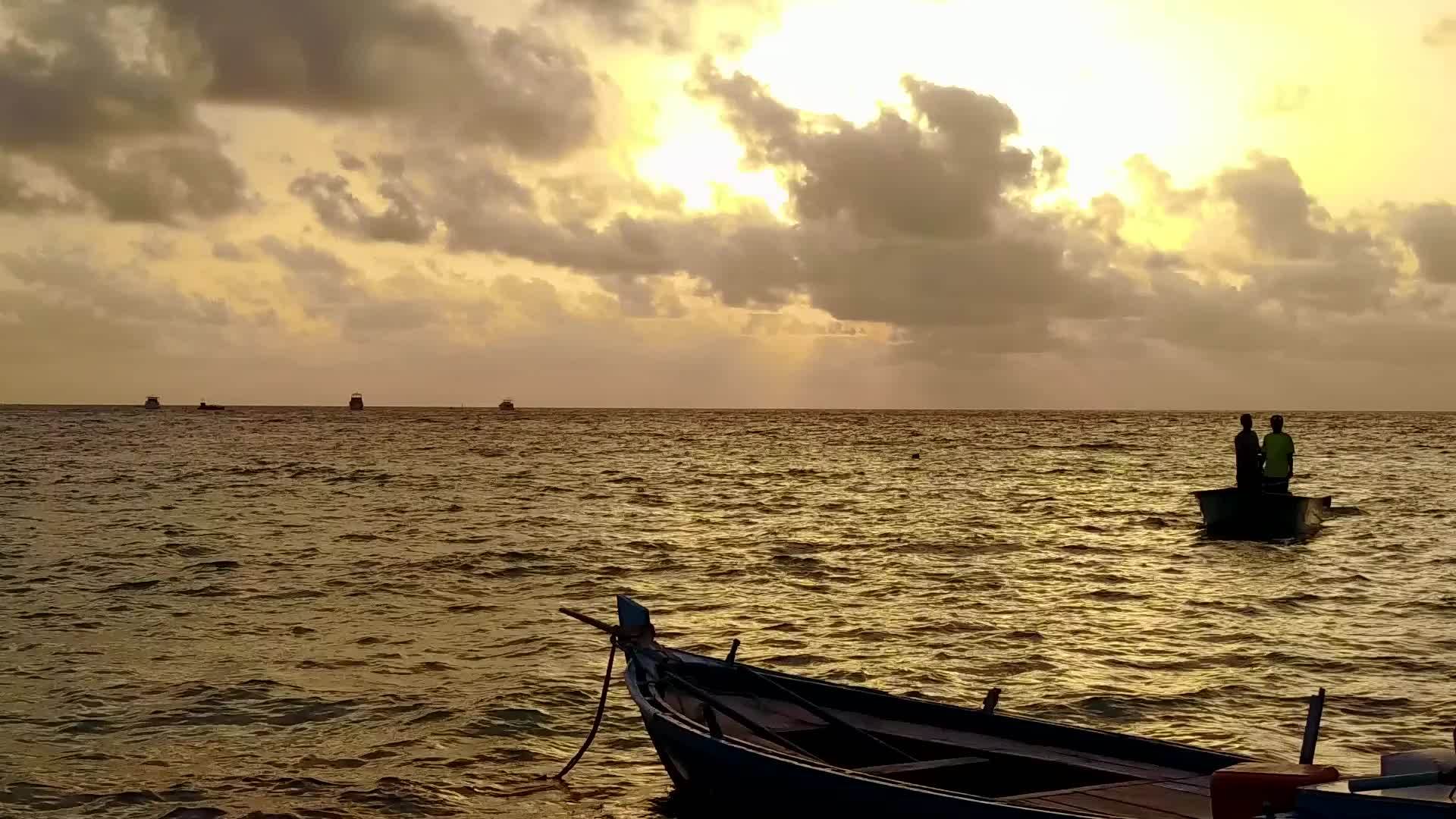 在日落前蓝色的环礁湖有一个白色的沙底背景假视频的预览图