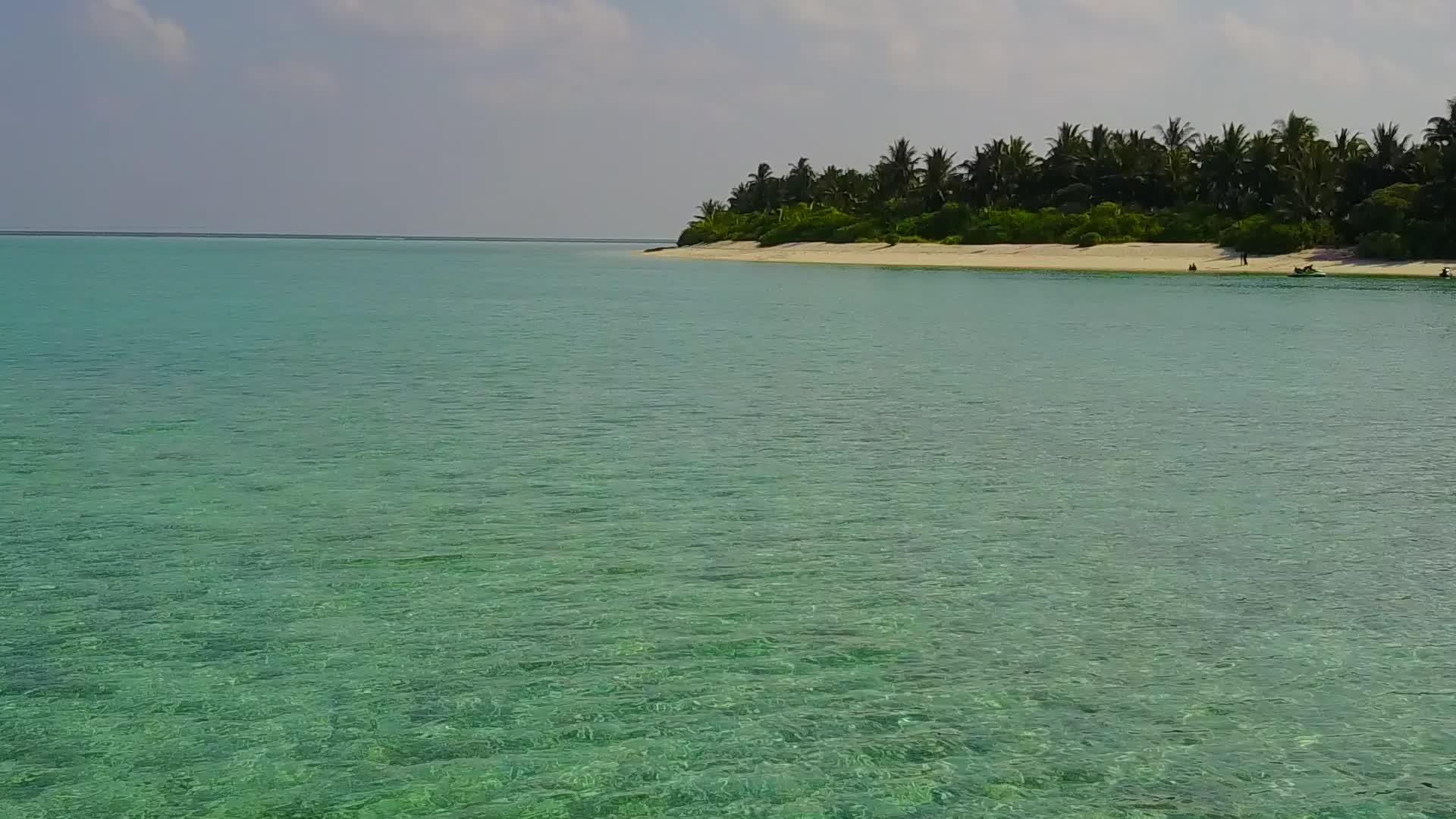 蓝色假胜地附近的蓝色海洋和浅沙背景下的奇怪岛屿海滩之旅视频的预览图