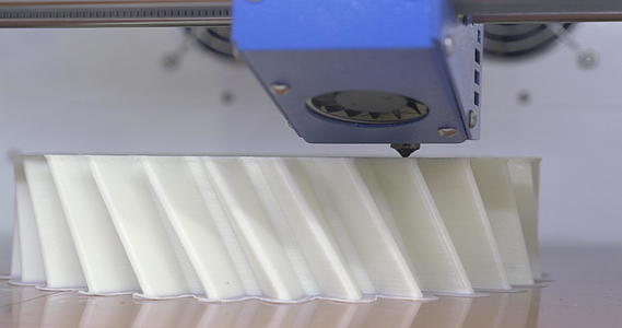 三台D型印刷设备用于制作白色塑料制品视频的预览图