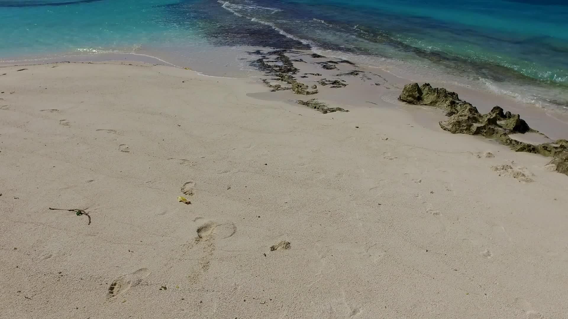 天堂海滨海滩度假的蓝海和阳光下的白沙视频的预览图