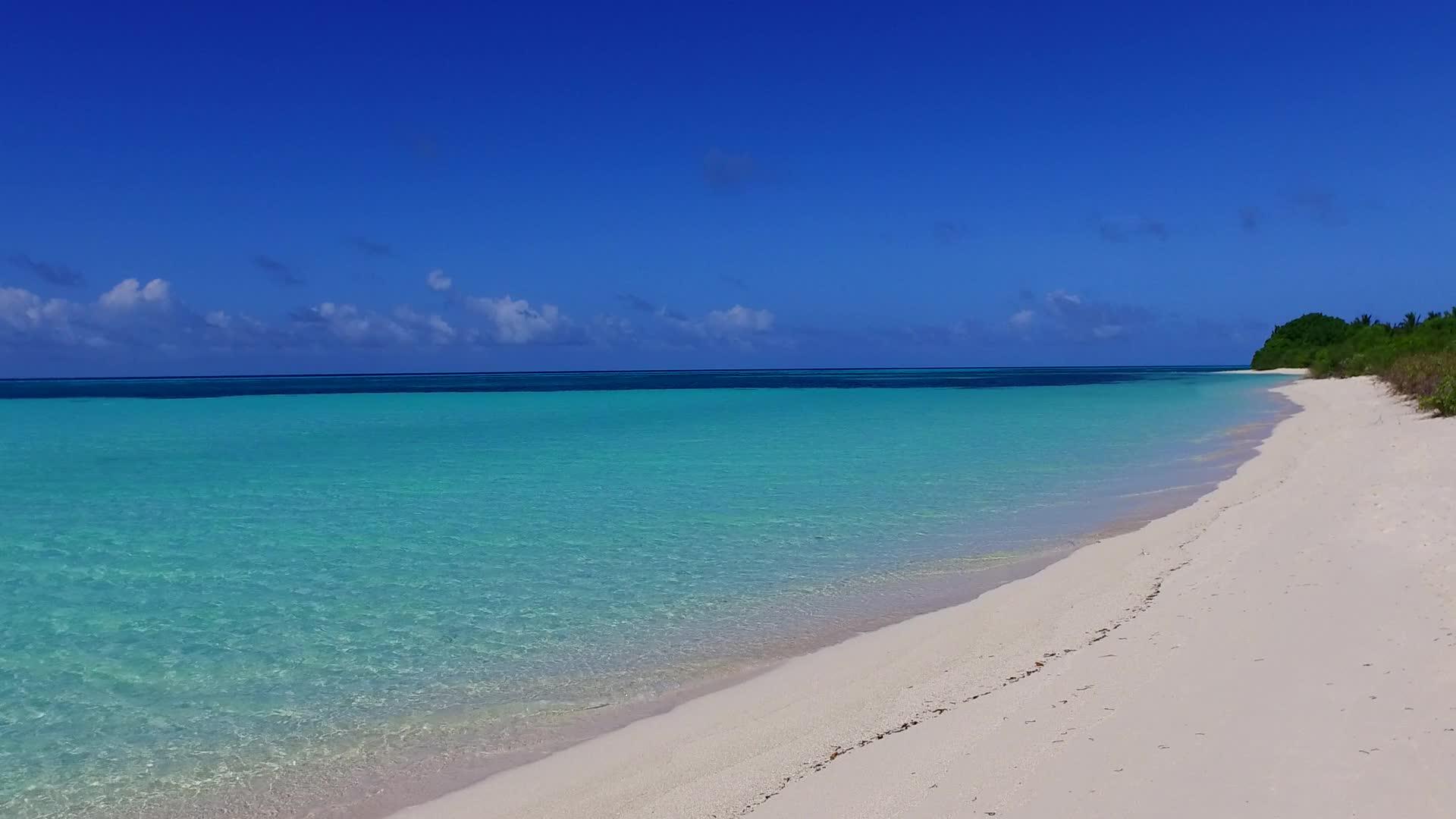 蓝海和日出后的白色沙滩背景视频的预览图
