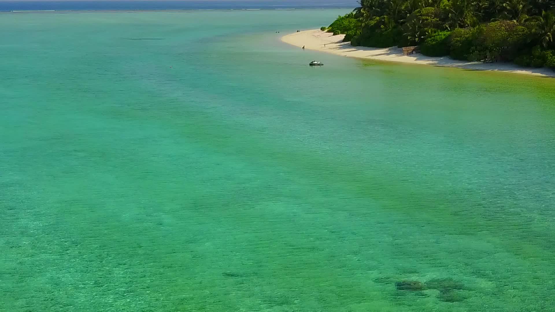 喜欢度假胜地附近的绿水和白色沙底背景的海滨旅游视频的预览图