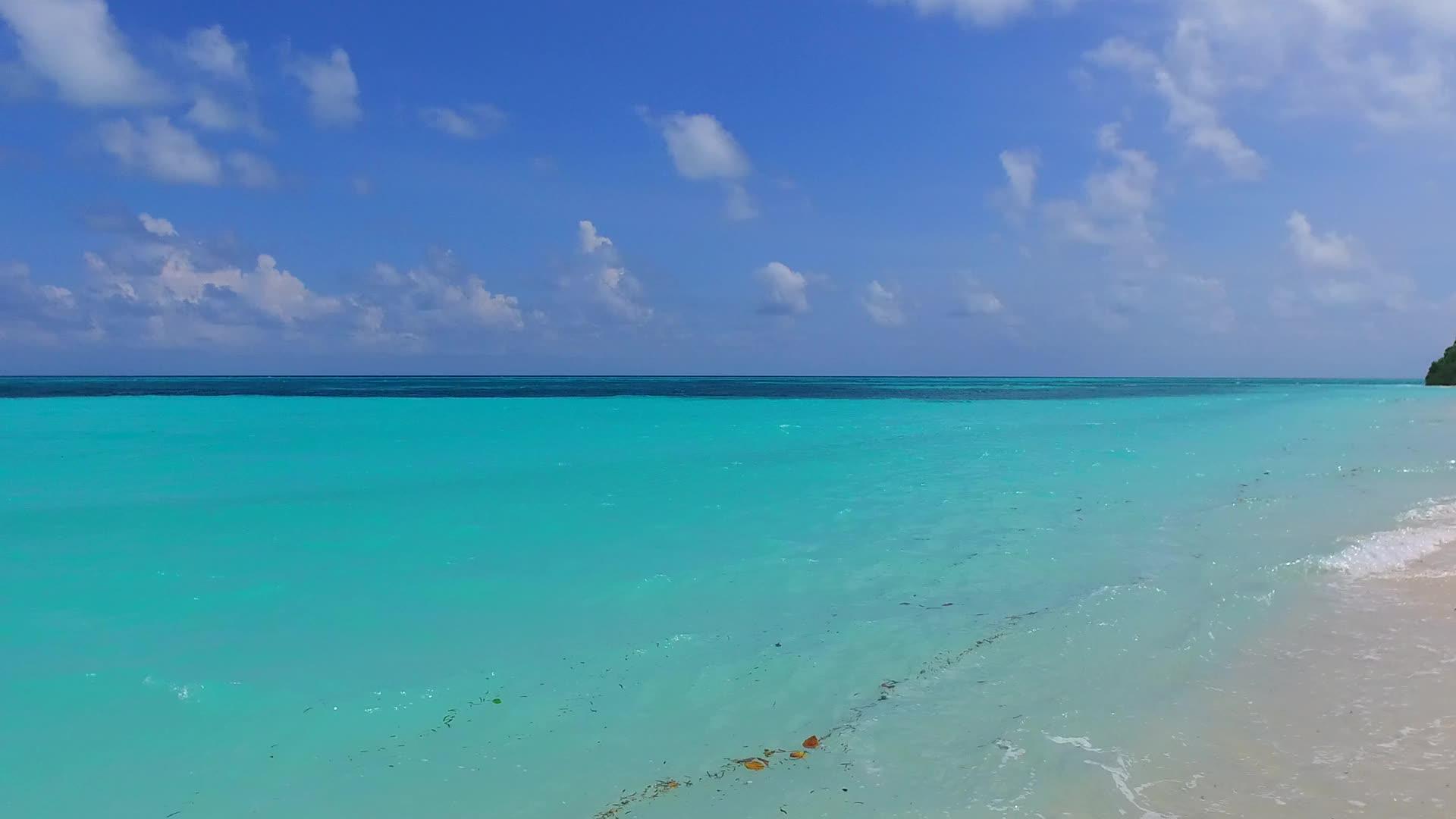 透明的海面和白色的沙地背景下的浅滩旅游假日风景视频的预览图