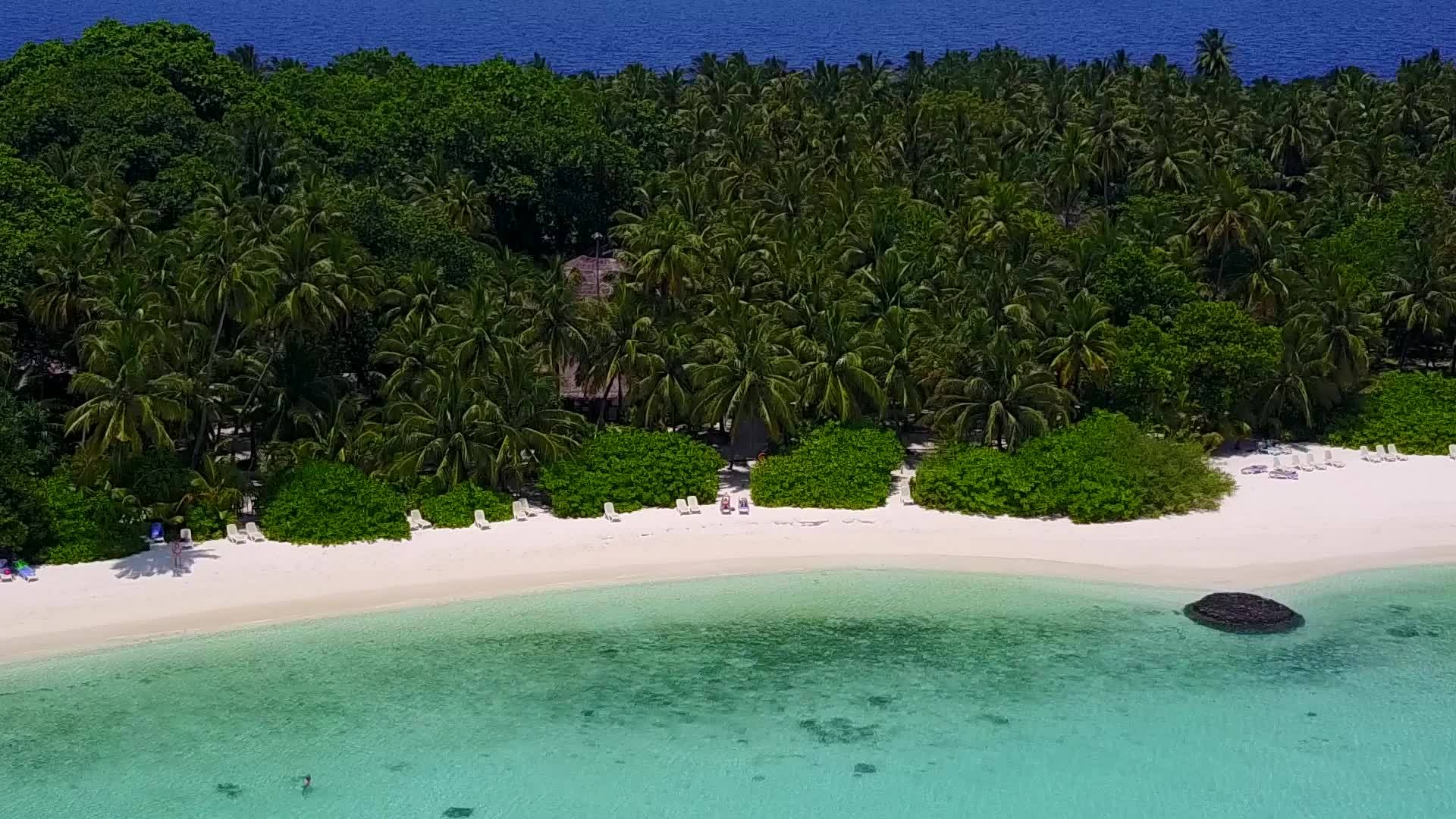 完美海岸线周围的景观沿着蓝色海平面和沙巴岛附近视频的预览图