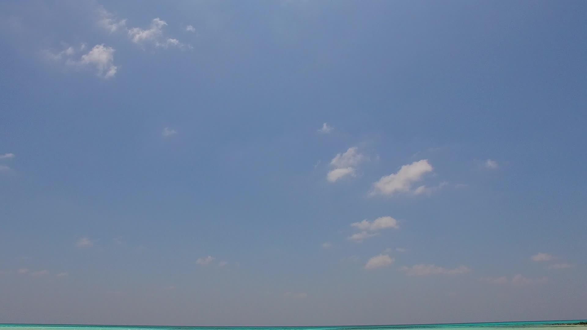 阳光明媚的风景旅游在蓝色海滨度假潮流附近有一个明亮的海滩度假潮流视频的预览图