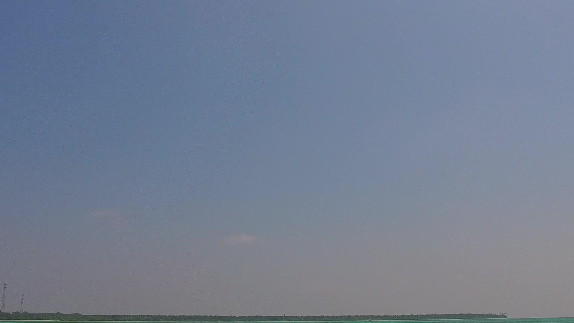 阳光明媚的旅游景点在海边和珊瑚礁附近的浅沙背景上度假视频的预览图