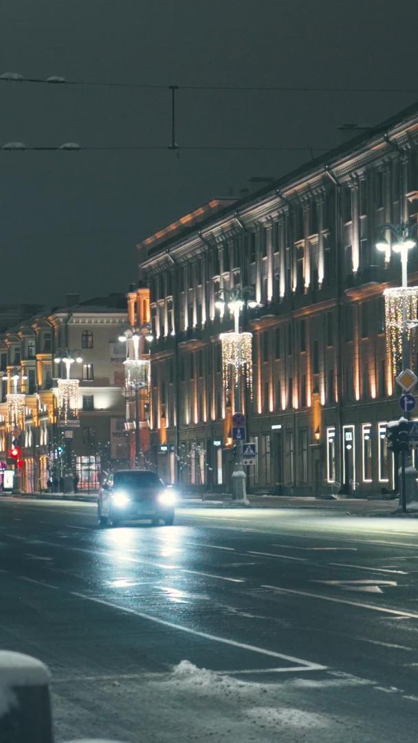 冬季极寒天气城市道路街头车流夜景视频的预览图