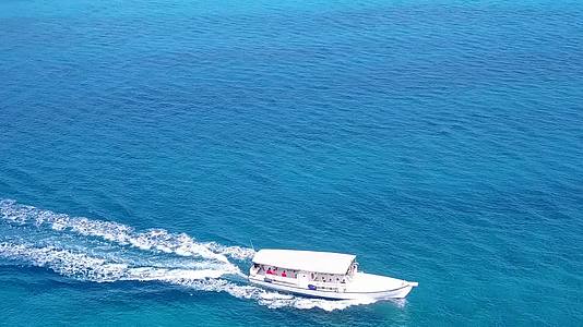 在沙巴附近的蓝绿海和白色沙滩的背景下阳光明媚视频的预览图