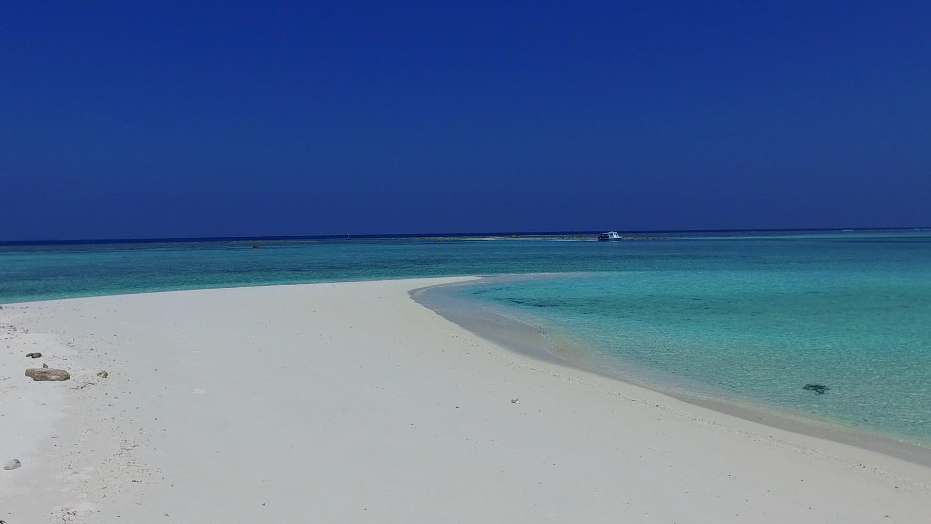 蓝绿水白沙背景热带旅游海滩度假日视频的预览图