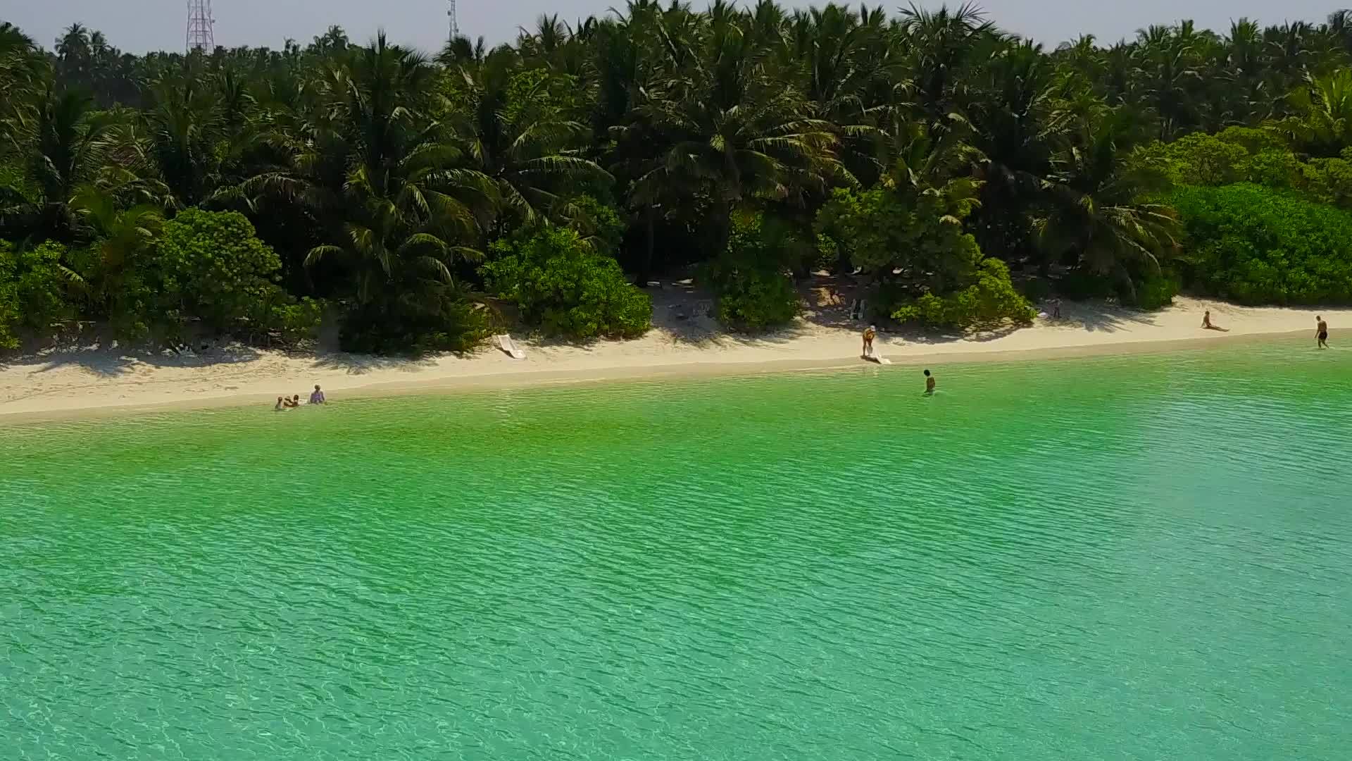 复制天堂度假村海滩时间的空间景观蓝海白沙背景视频的预览图