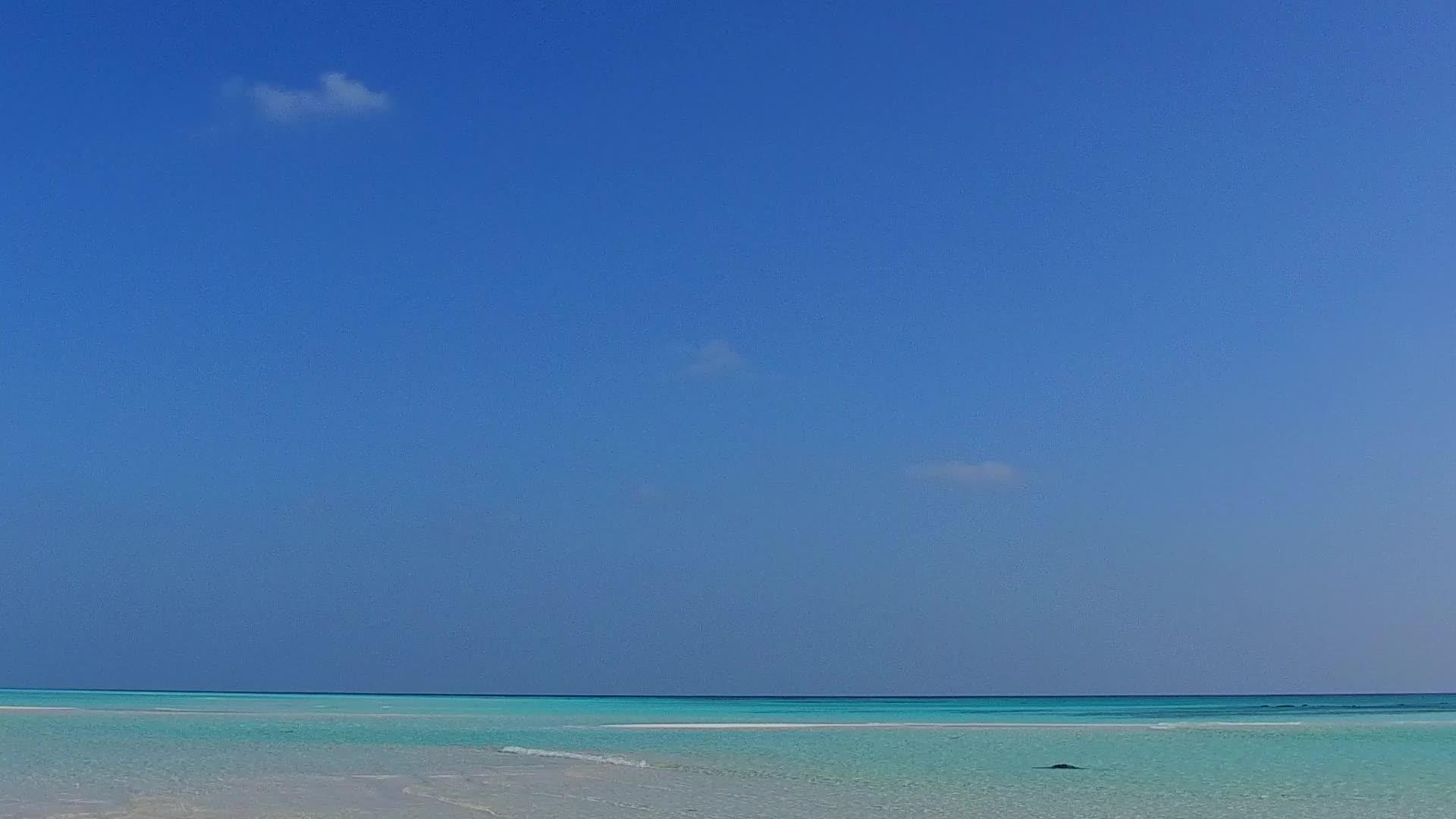 蓝色的海洋宁静的环礁湖海滩旅行空洞纹理阳光下有白色的沙色背景视频的预览图