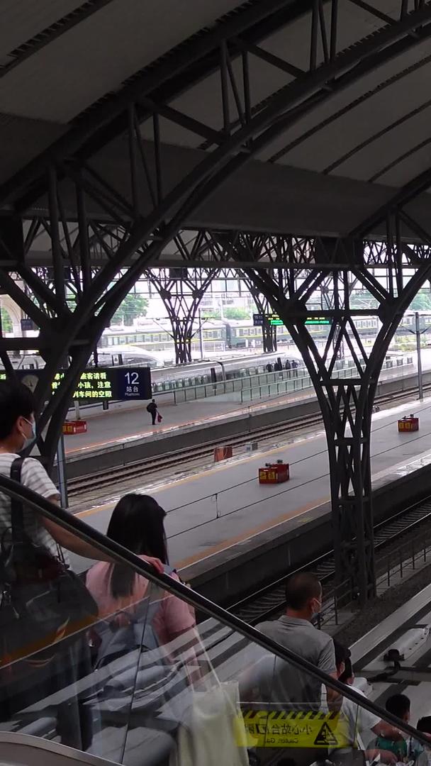 从第一视角看城市高铁火车站交通高铁列车进站台等候人群素材视频的预览图
