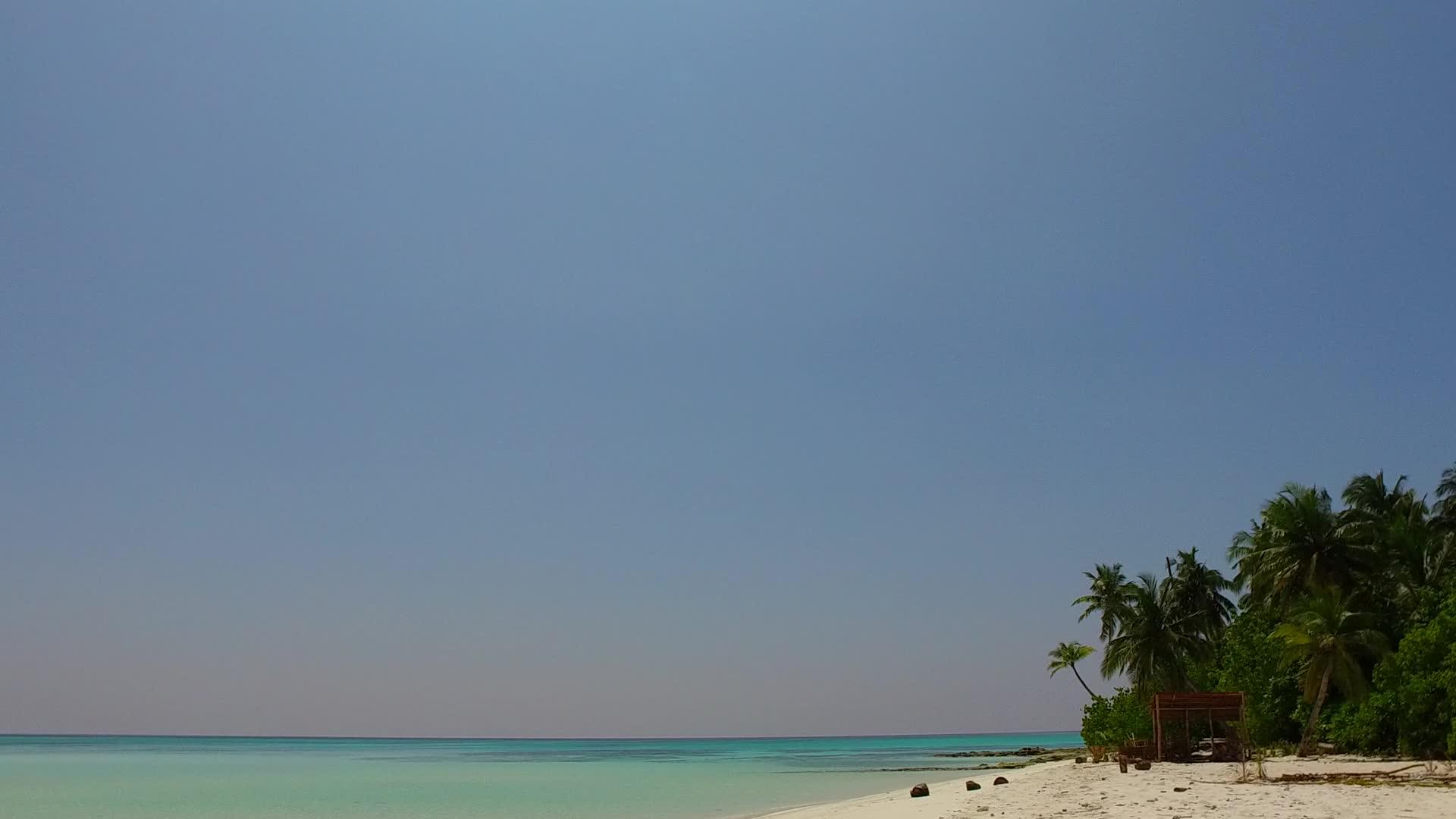 美丽的海岸海滩度假蓝色的海滩和沙滩附近的白色沙滩背景视频的预览图