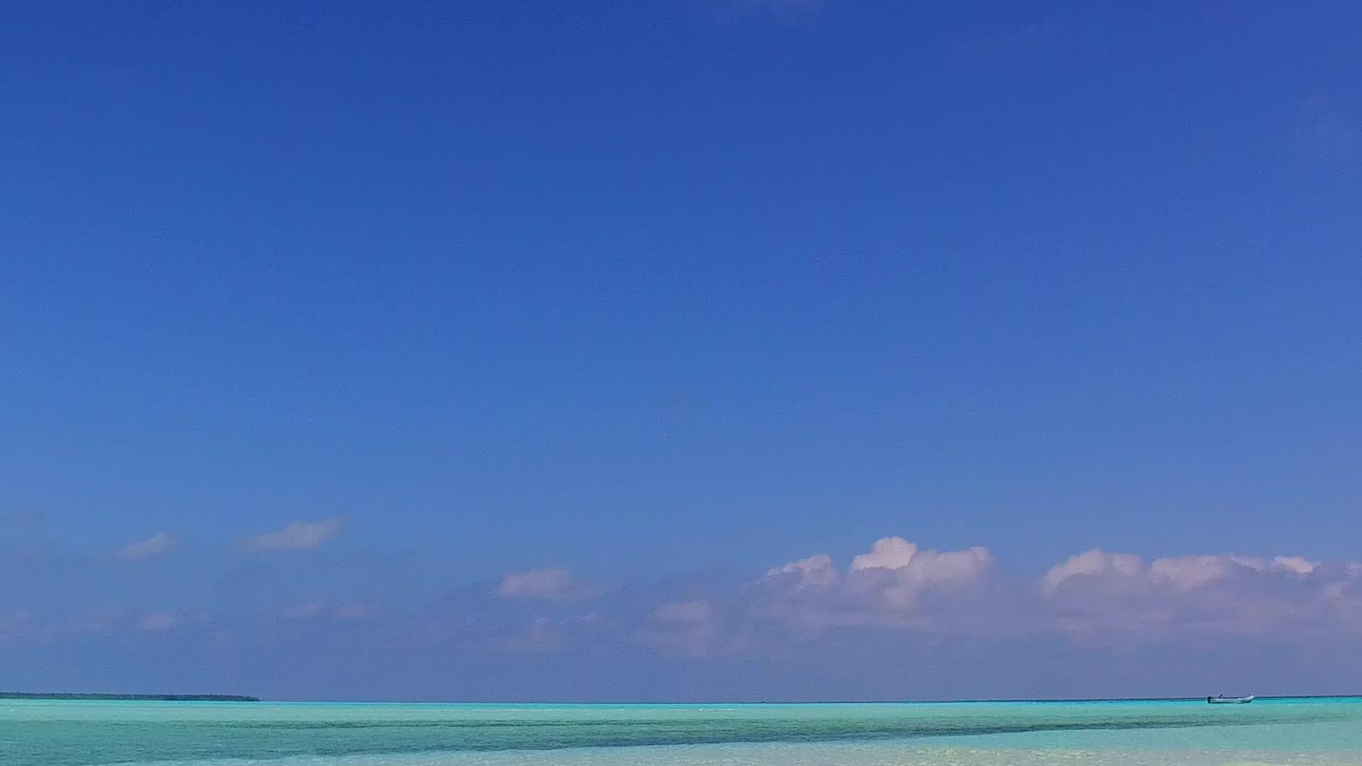 沙巴附近有一个白色沙滩背景的浅环礁湖视频的预览图