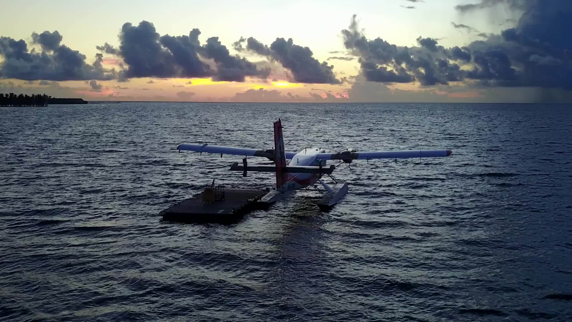 在阳光明媚的风景和海浪附近有白色的沙滩背景视频的预览图